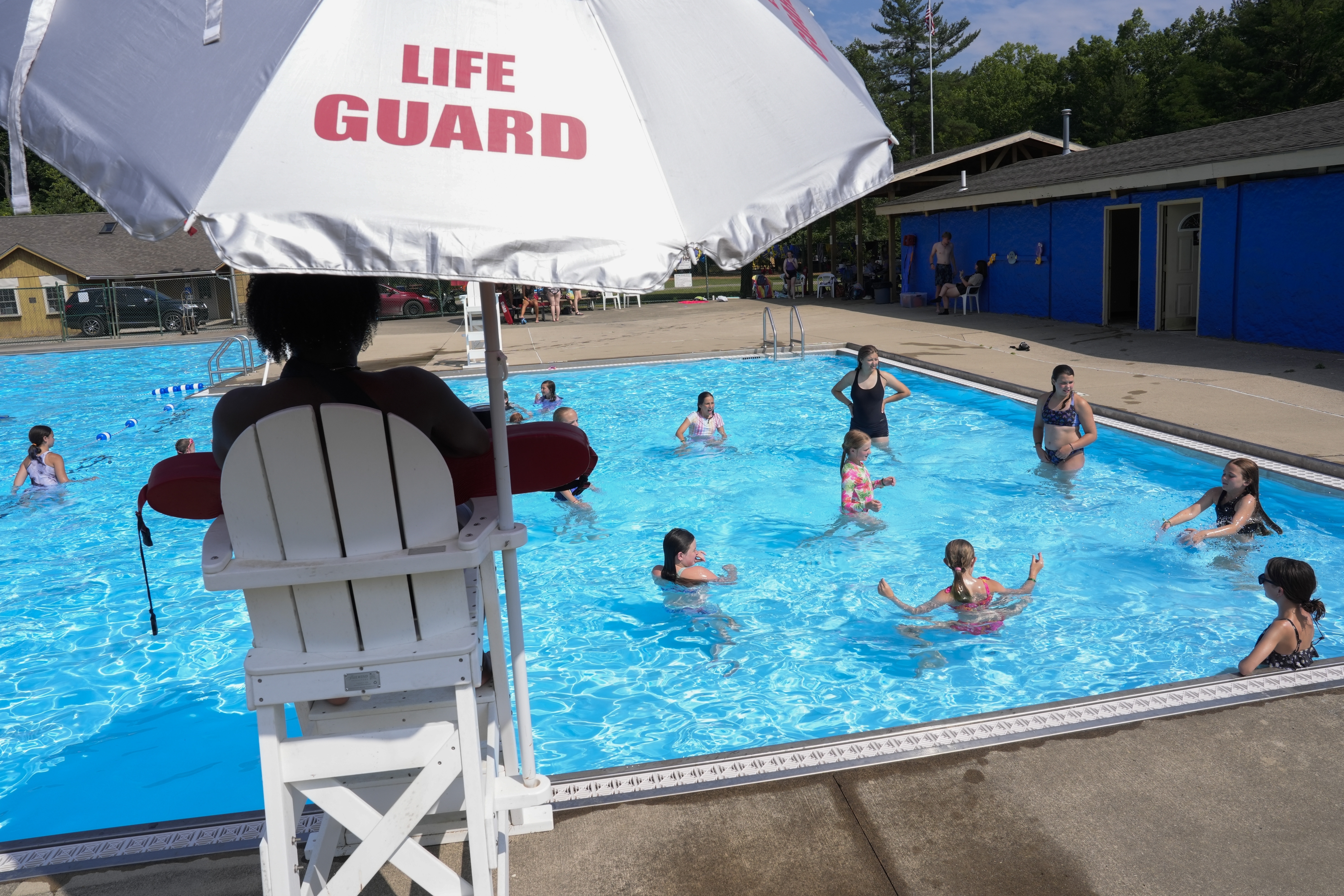 Temporada de piscinas en Los Ángeles inicia con evento comunitario