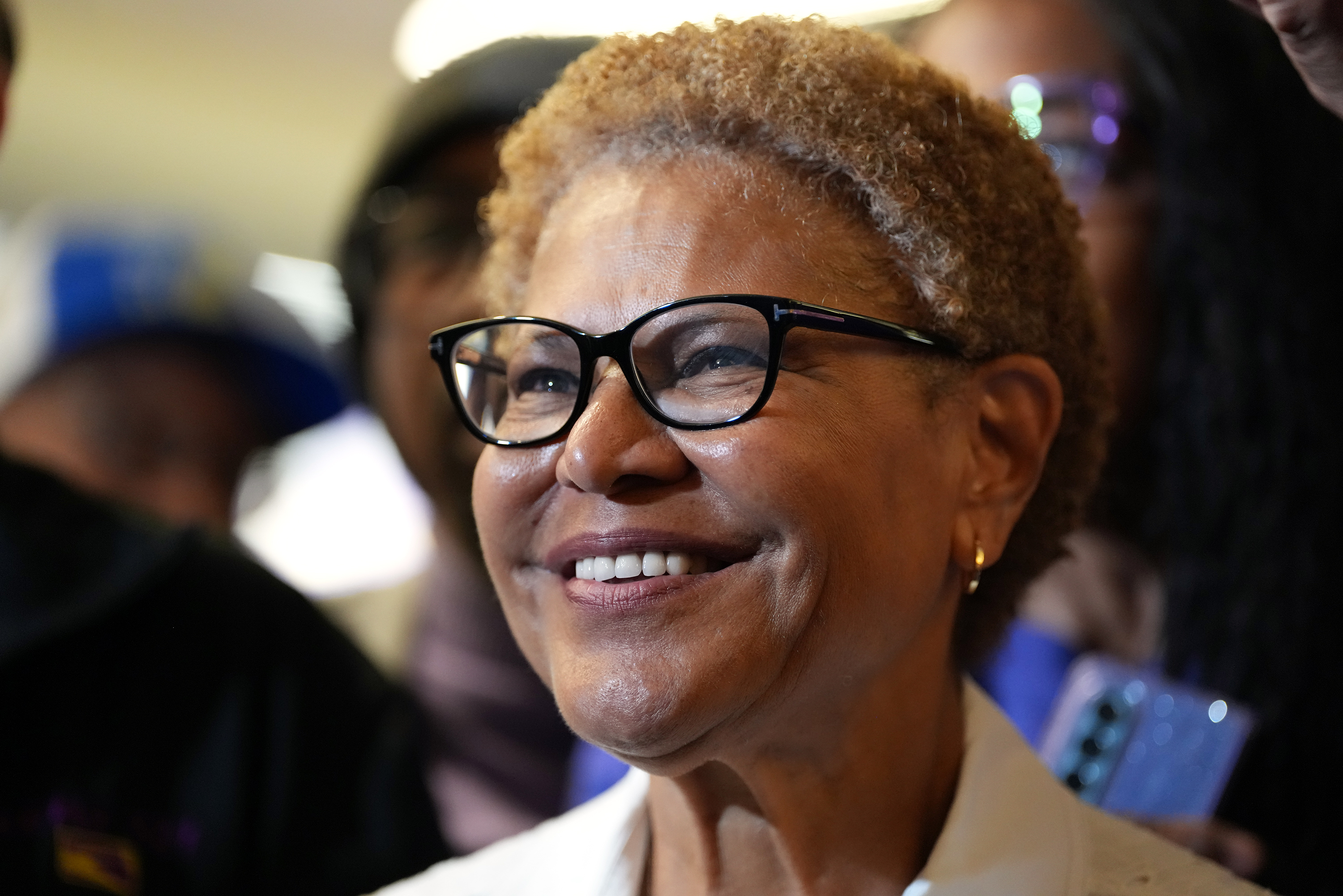 Karen Bass lidera las primarias para la alcaldía de Los Ángeles