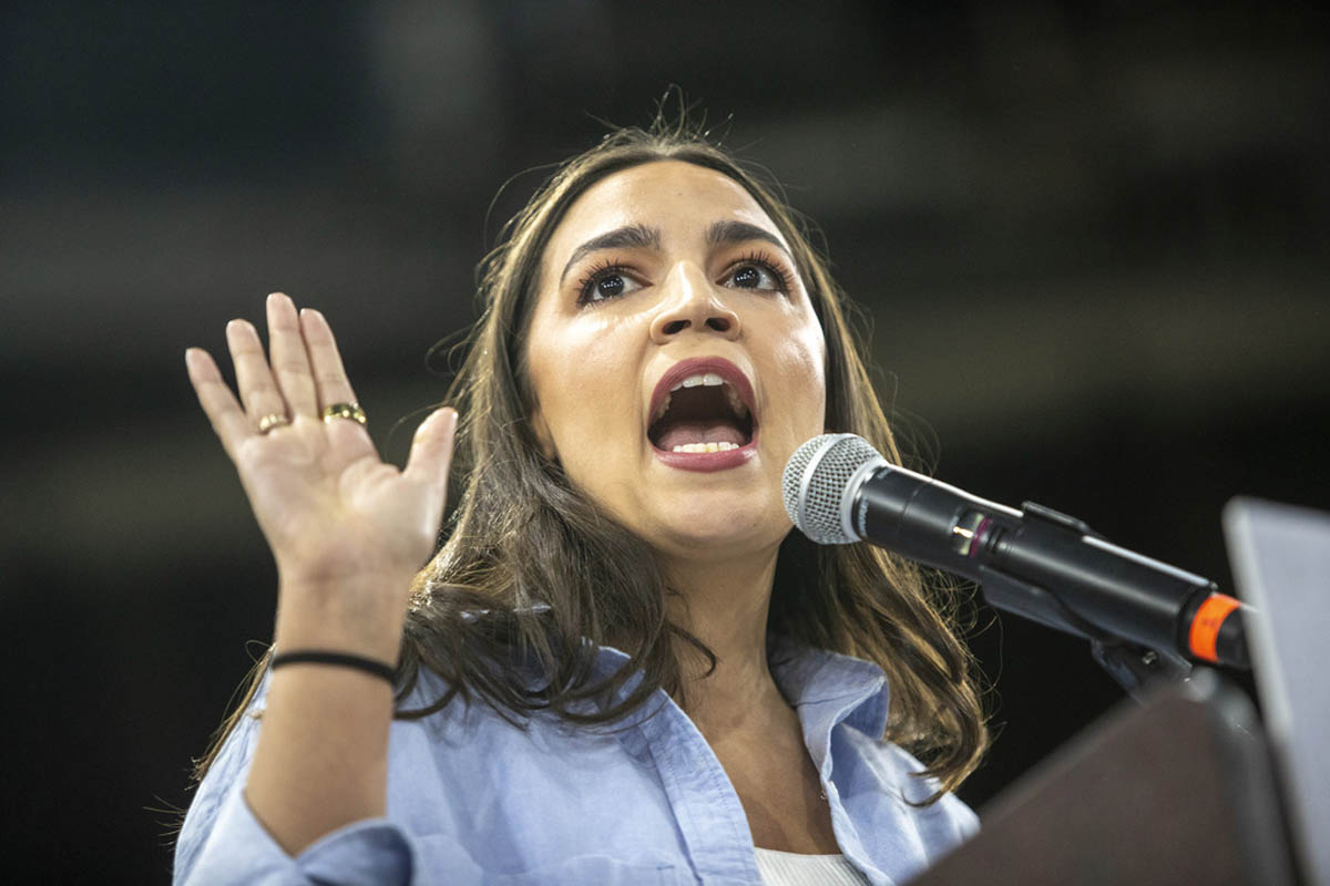 AOC le echa en cara a Trump haber convertido el Estanque Reflectante de Washington en un pantano
