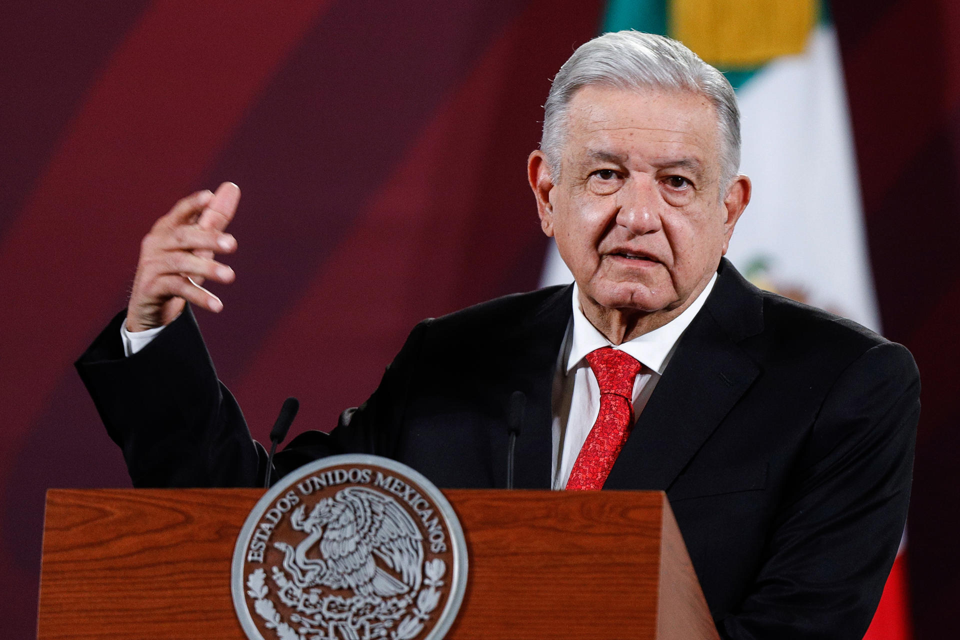 AMLO “respalda” a Sheinbaum, abre conflicto con Trump y acusa injerencia de EE.UU.