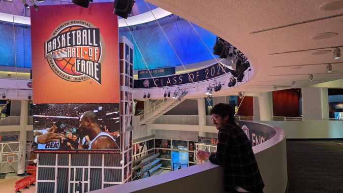 Interior del Naismith Memorial Basketball Hall of Fame bajo la cúpula, con el letrero de una generación de ingresados.