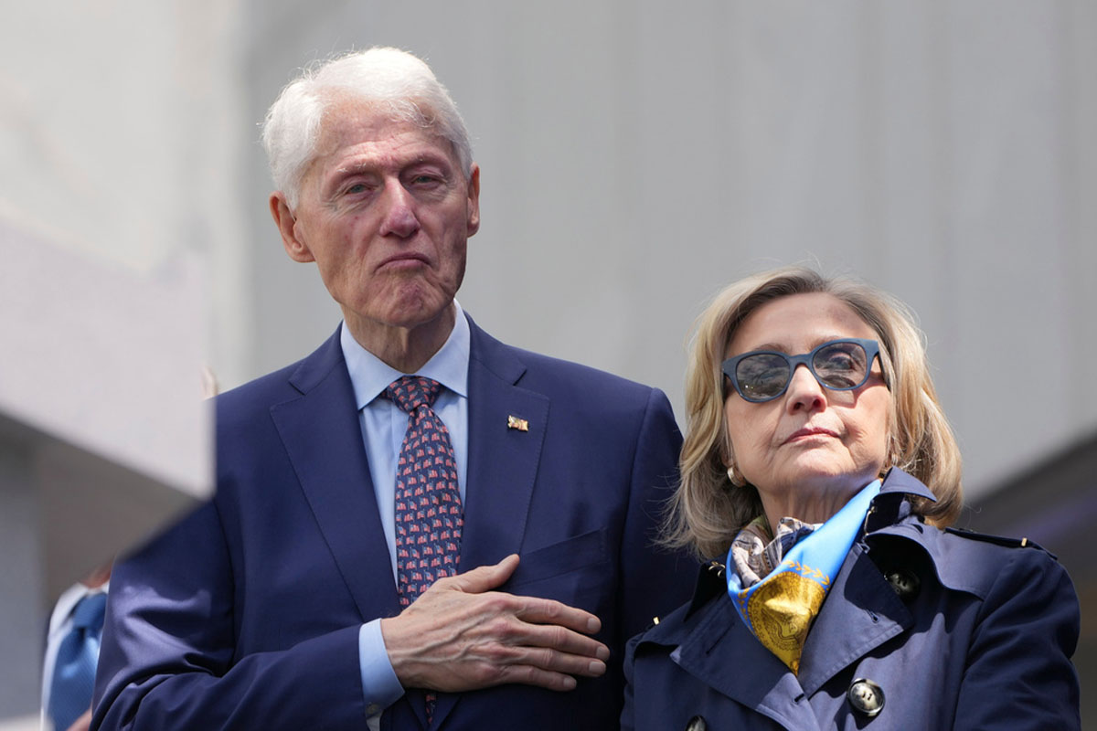 Bill Clinton es captado dormitando en plena inauguración de la biblioteca pública de Barack Obama