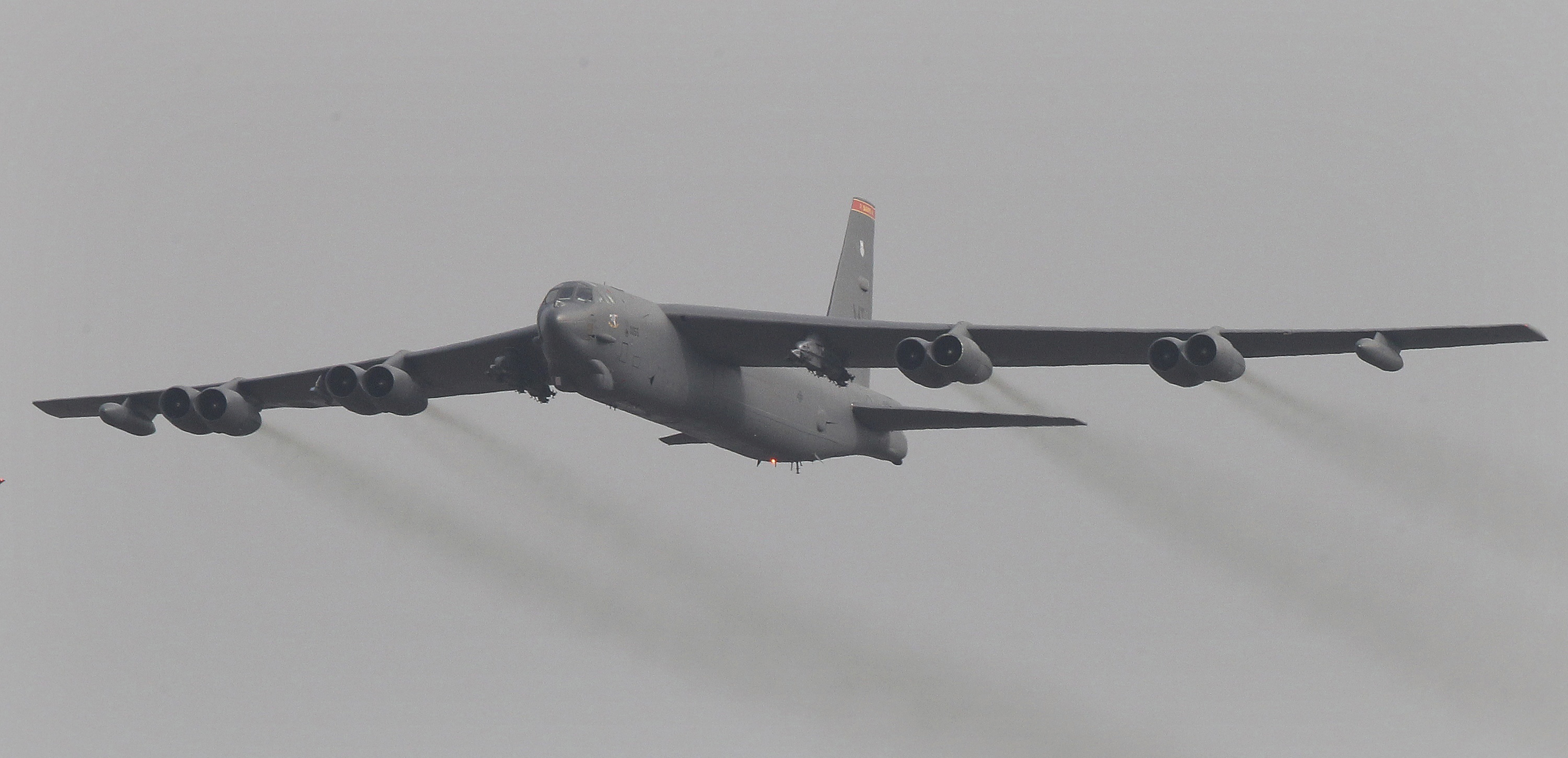 Bombardero B-52 se estrella en base aérea de California