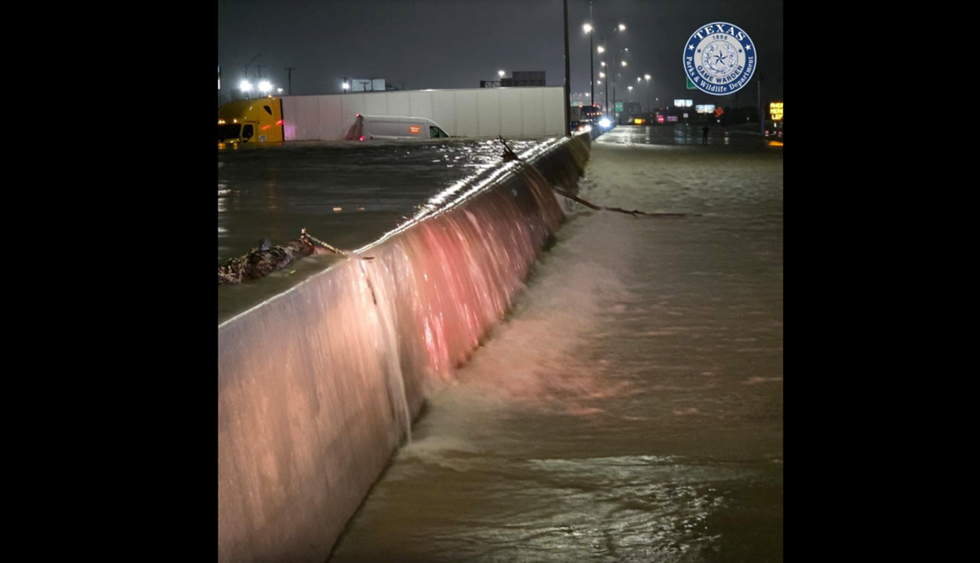 Inundaciones repentinas golpean Texas mientras aumenta el riesgo de lluvias extremas esta semana