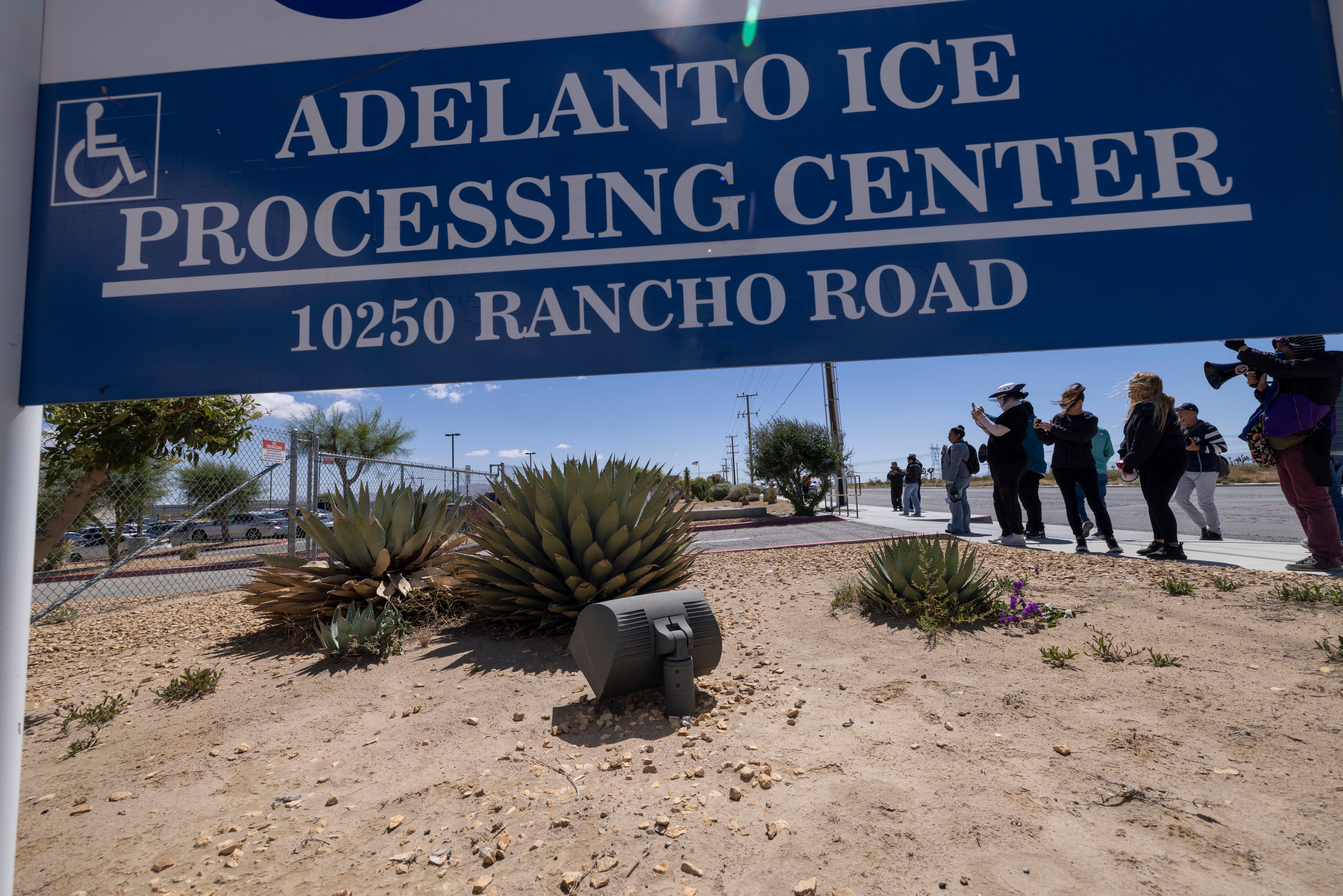 Representantes de California exigen investigación sobre represalias en centro de ICE en Adelanto