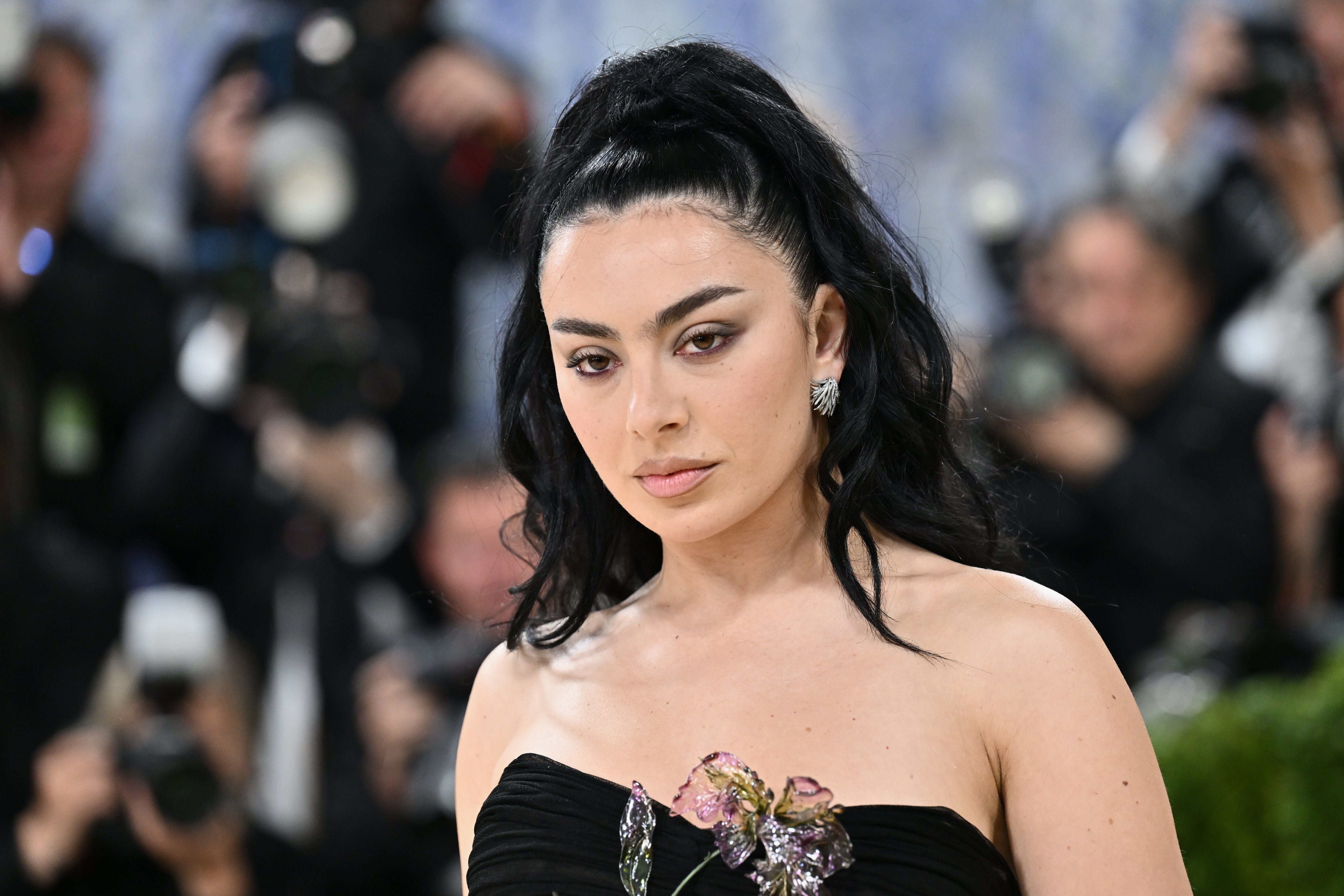 Charli XCX anuncia su séptimo álbum "Music, Fashion, Film"