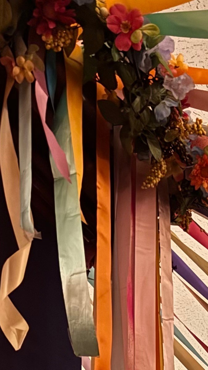 Comedor de The Student Prince decorado con cintas de colores por la tradición alemana de mayo.