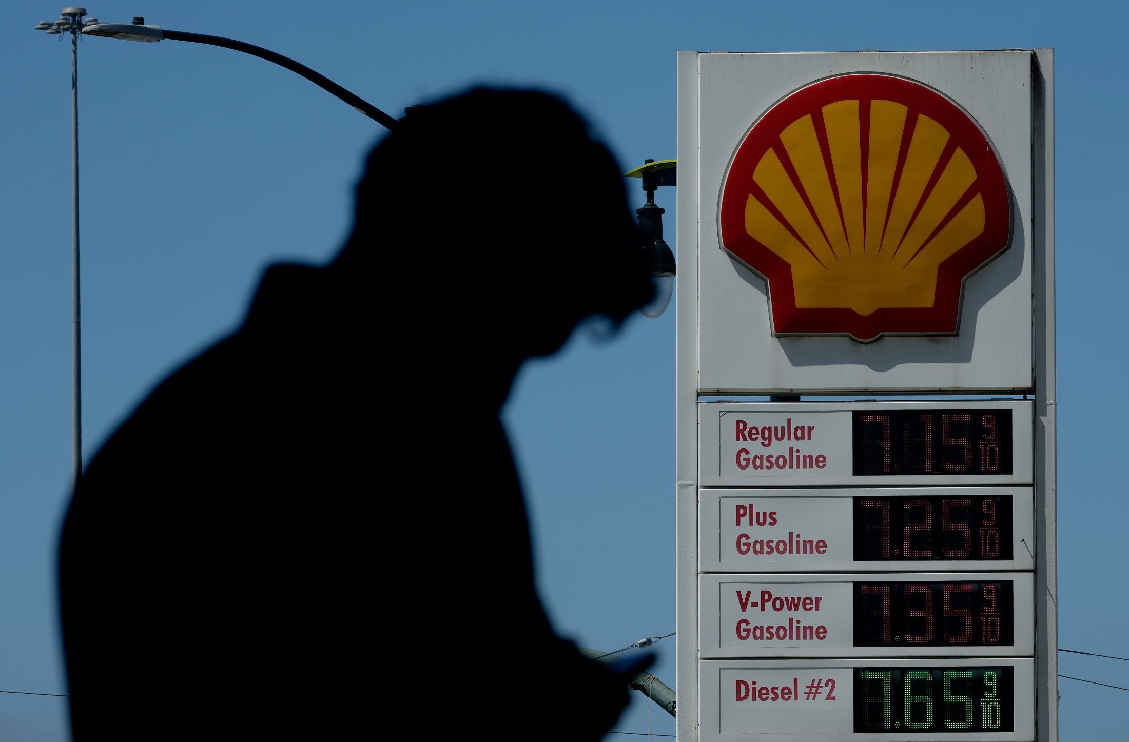 Conductores de California siguen pagando la gasolina más cara pese a tregua con Irán