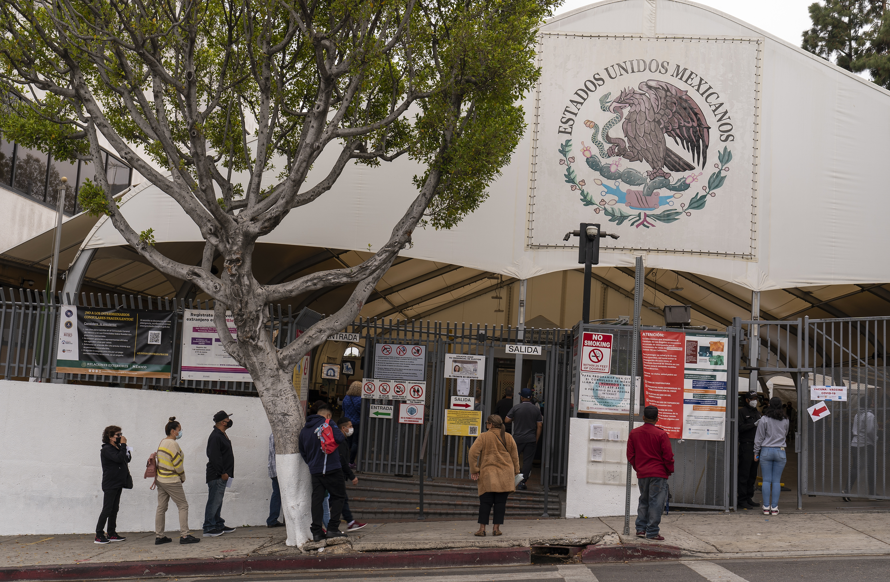 Posible cierre del Consulado de México en Los Ángeles inquieta a miles de inmigrantes