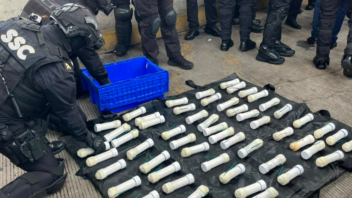 Hallan 59 explosivos dentro de un autobús que se dirigía a una protesta de maestros en la Ciudad de México