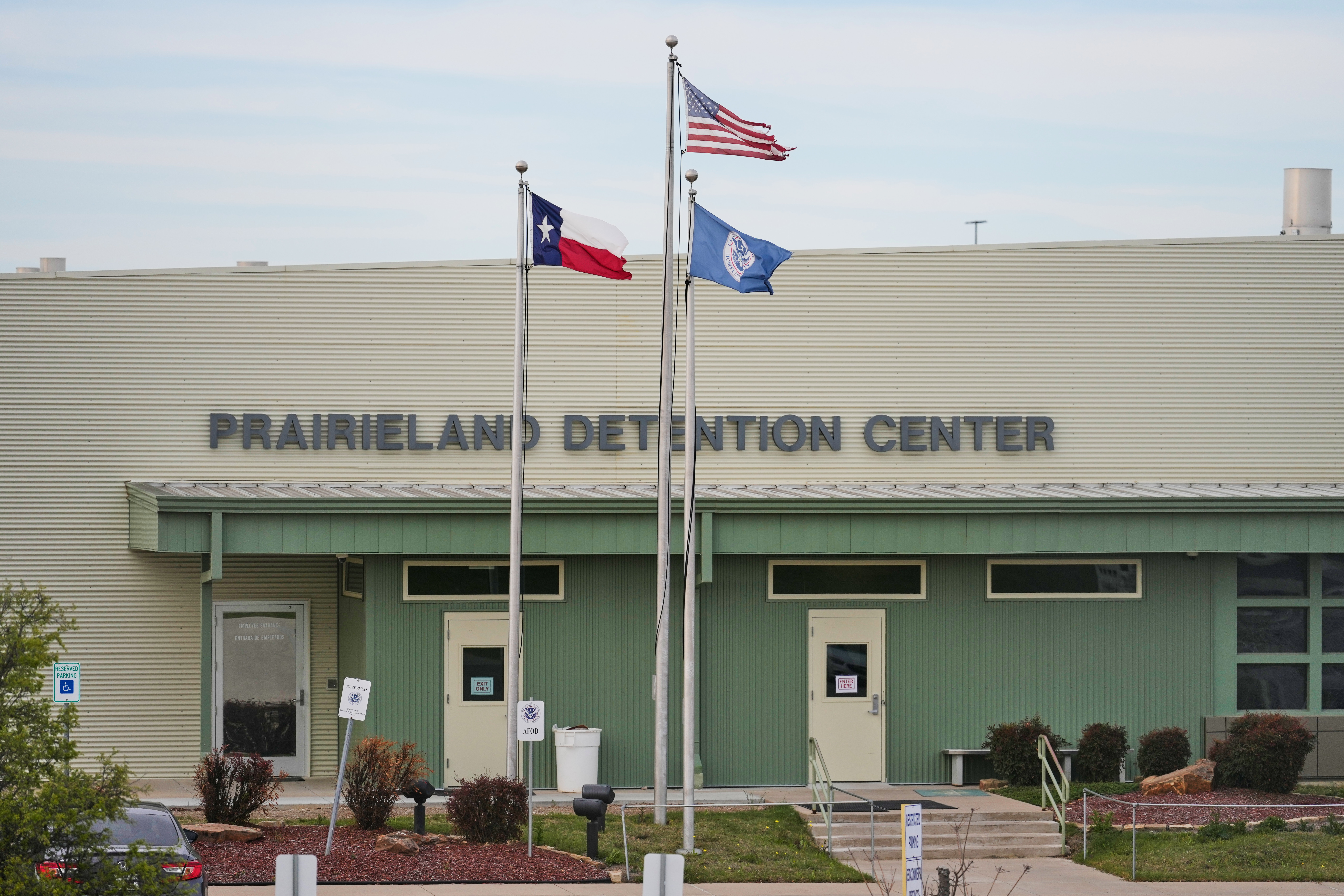Jurado sentencia a 100 años al principal responsable del ataque al centro de detención del ICE en Texas