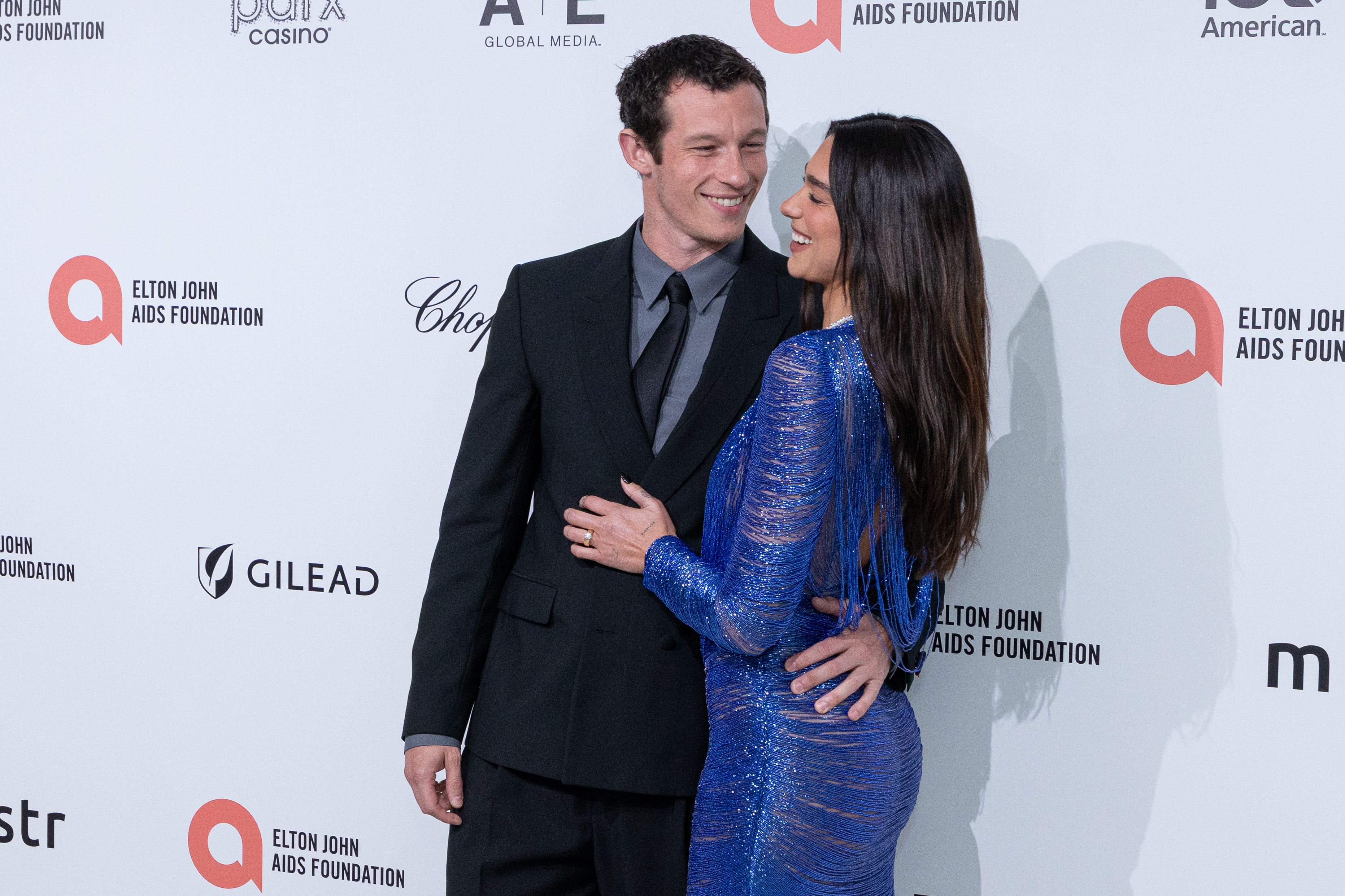 Dua Lipa y Callum Turner dan inicio a las celebraciones de su segunda boda en Italia