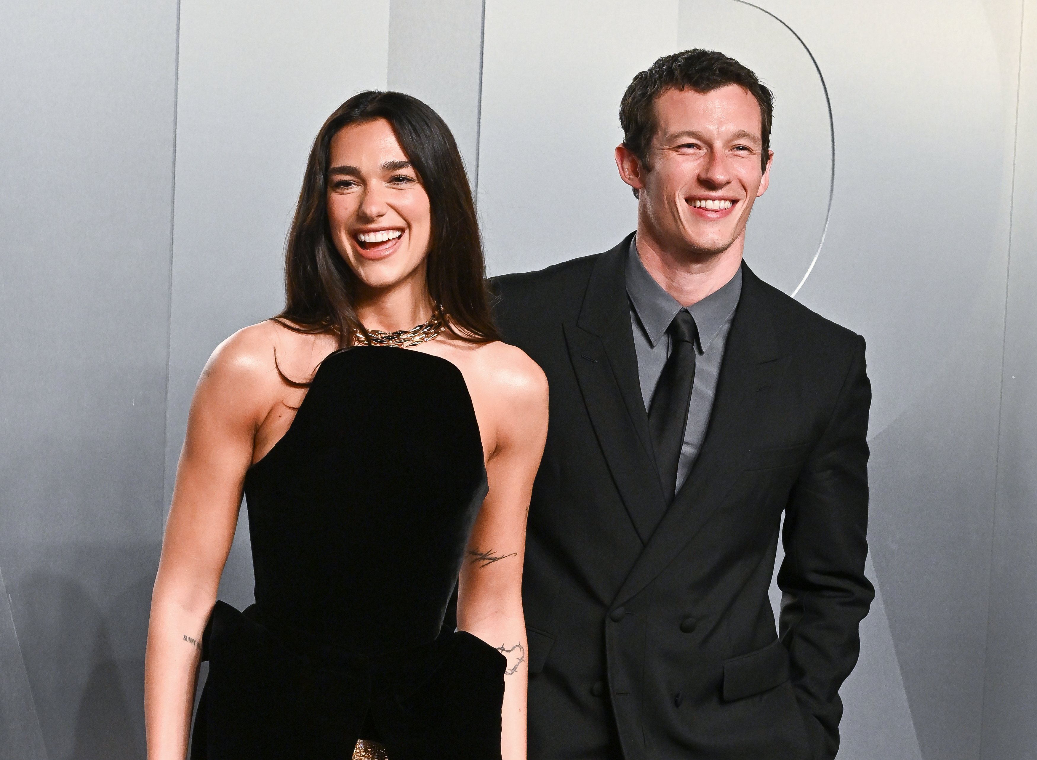 Dua Lipa y Callum Turner fueron captados disfrutando de su luna de miel en Italia