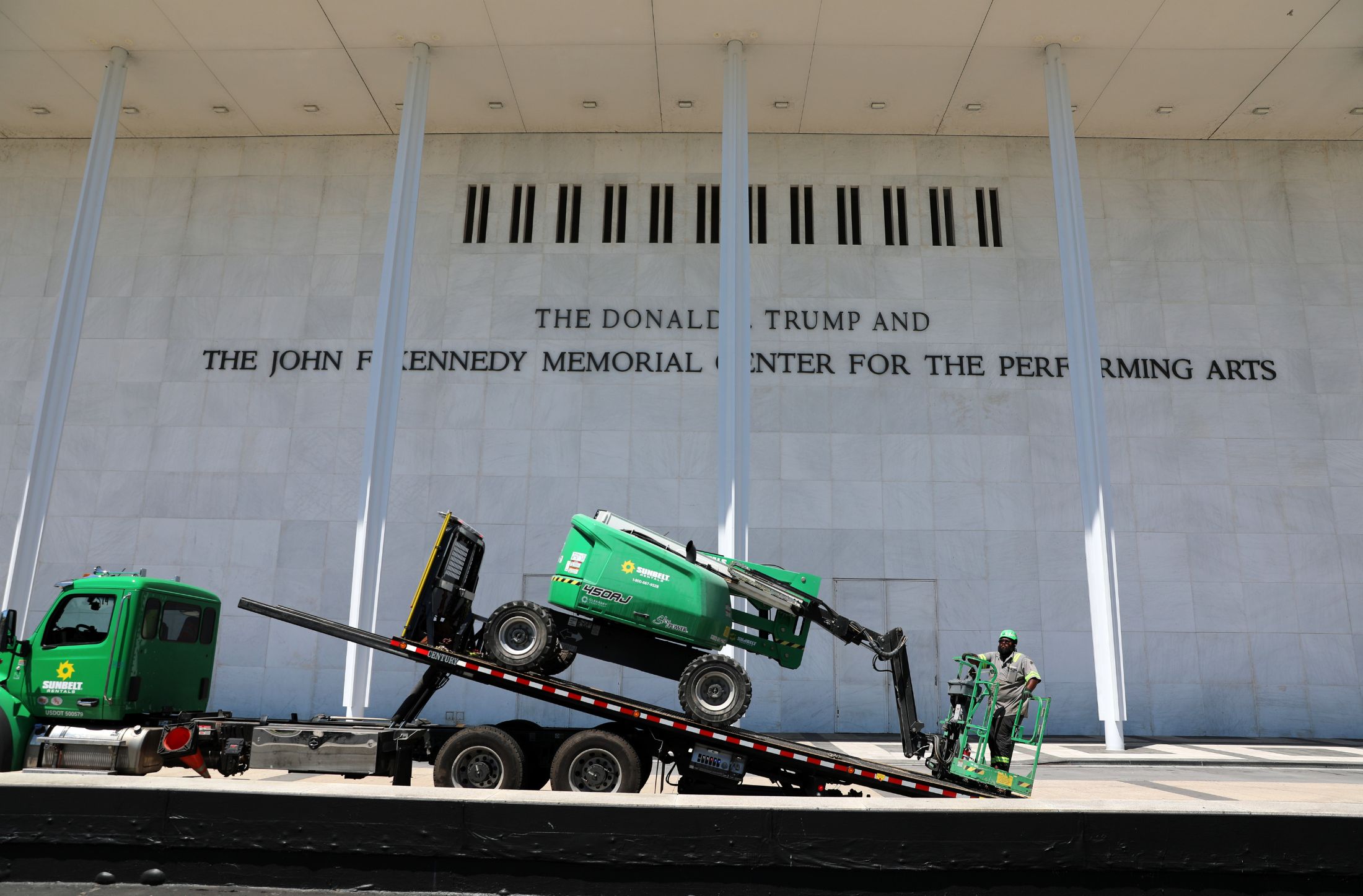 Kennedy Center deberá eliminar el nombre de Trump antes del 12 de junio