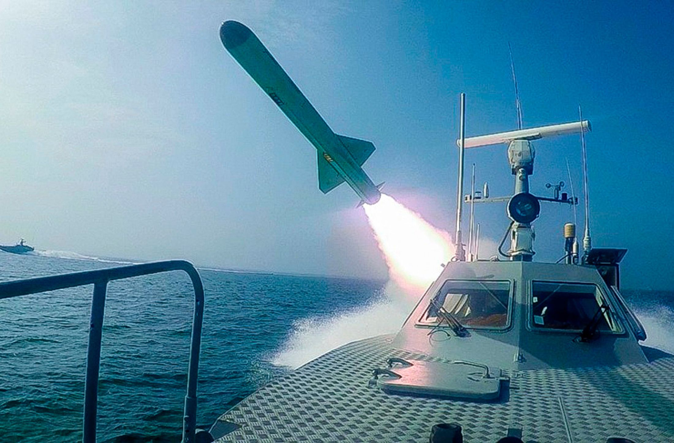 Irán afirma que atacó un buque ligado a EE.UU. tras ofensiva contra petrolero en Ormuz