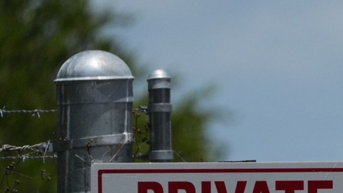 El futuro centro de detención del ICE en Arizona se ubicaría frente a una instalación que almacena sustancias químicas peligrosas.