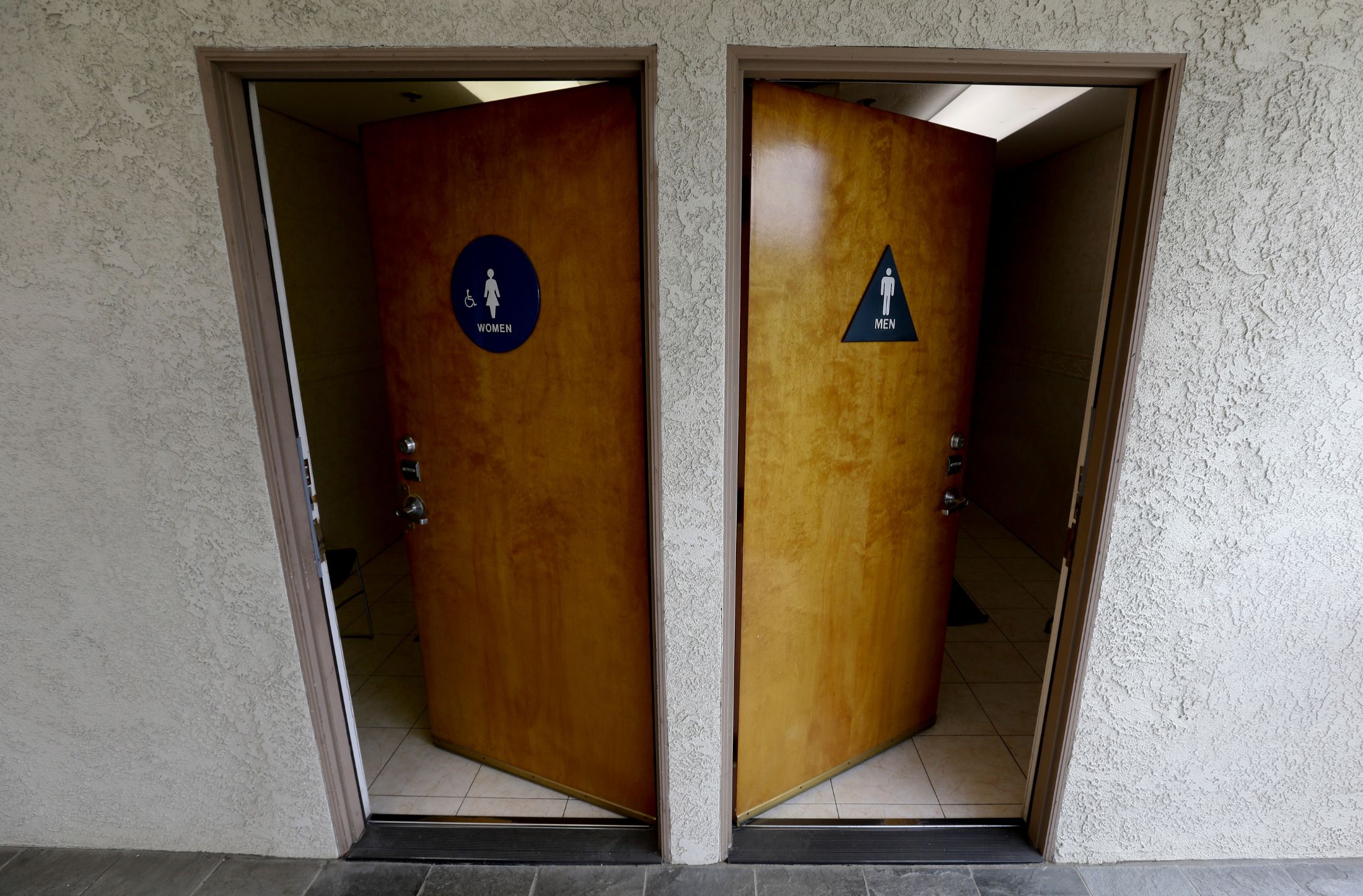 Despiden a agente inmobiliario tras denunciar a un papá con sus hijas en el baño de mujeres