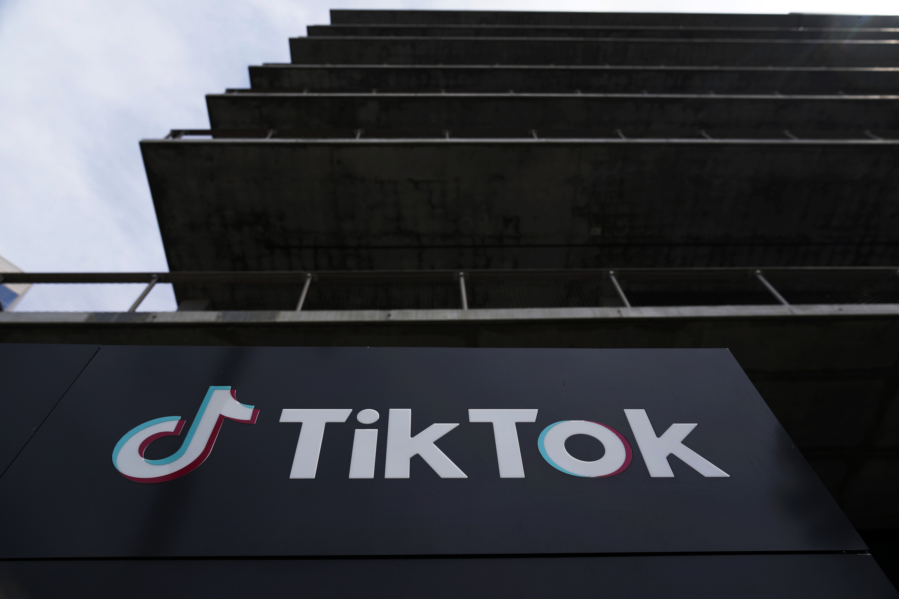 Florida lleva a TikTok a los tribunales por presuntas prácticas que exponen a menores a contenido “adictivo”