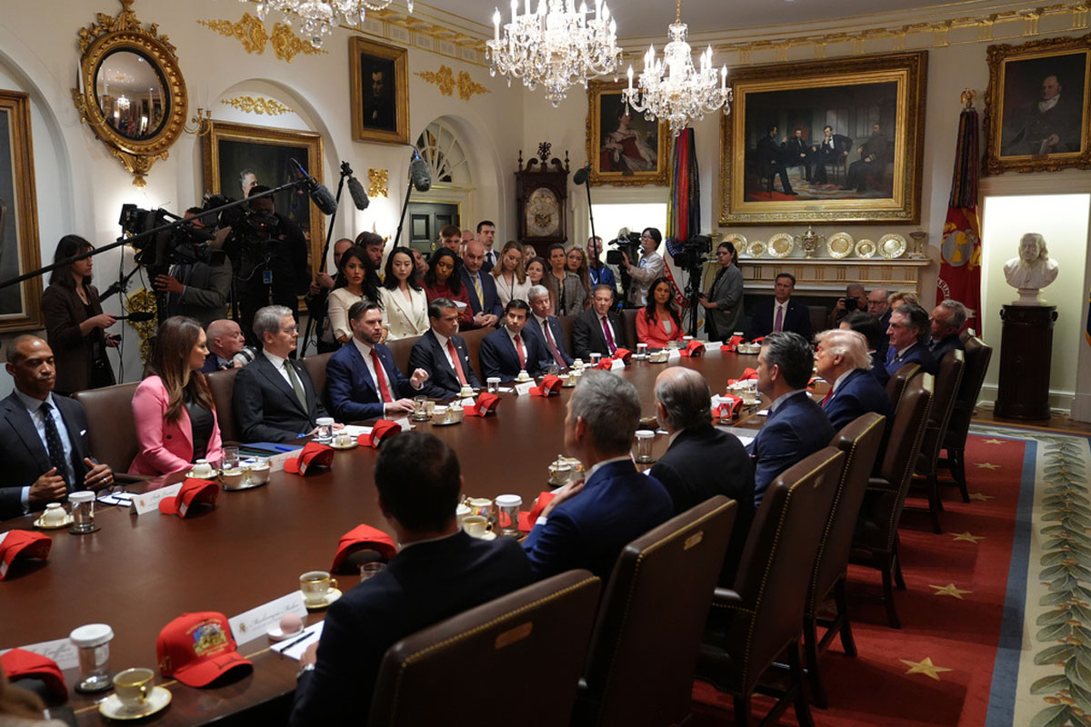 Gabinete de Trump adopta dieta a base de col agria y carne de animales alimentados con pasto