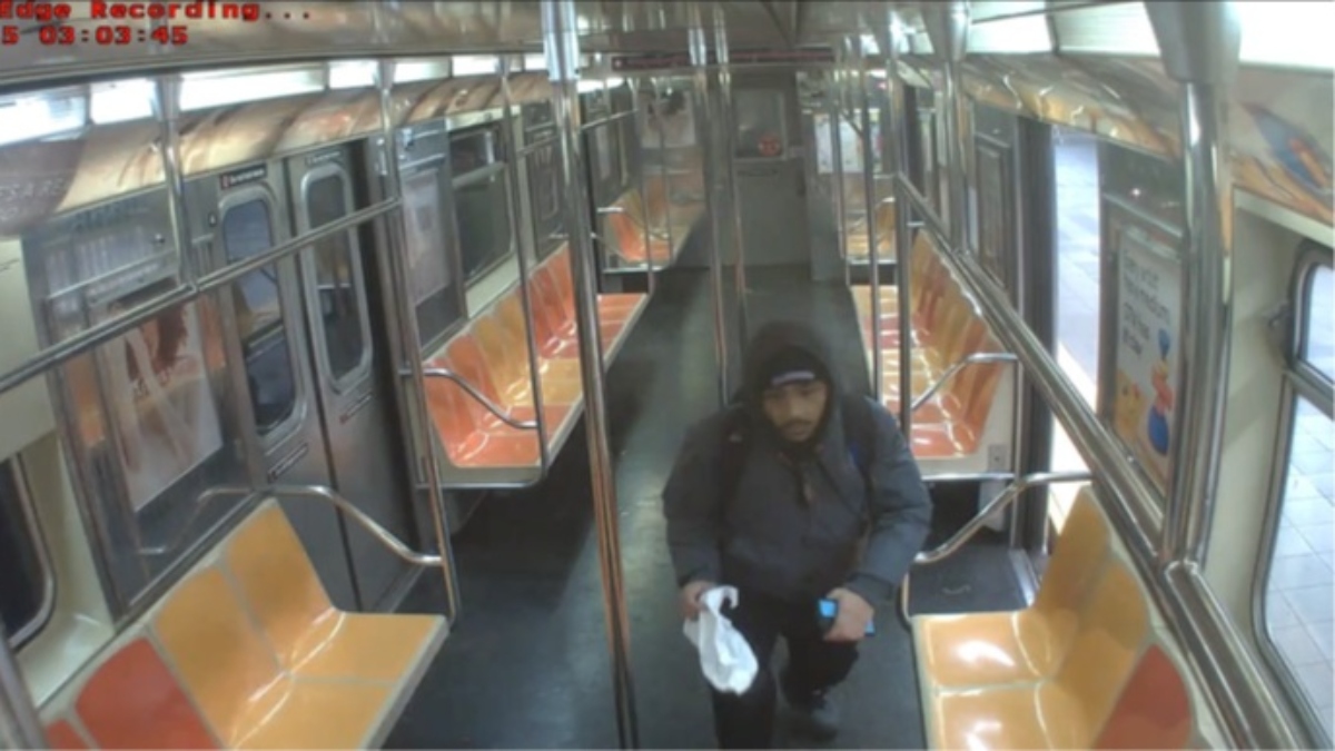 Condenan a joven que prendió fuego a un indigente que dormía en el metro de Nueva York