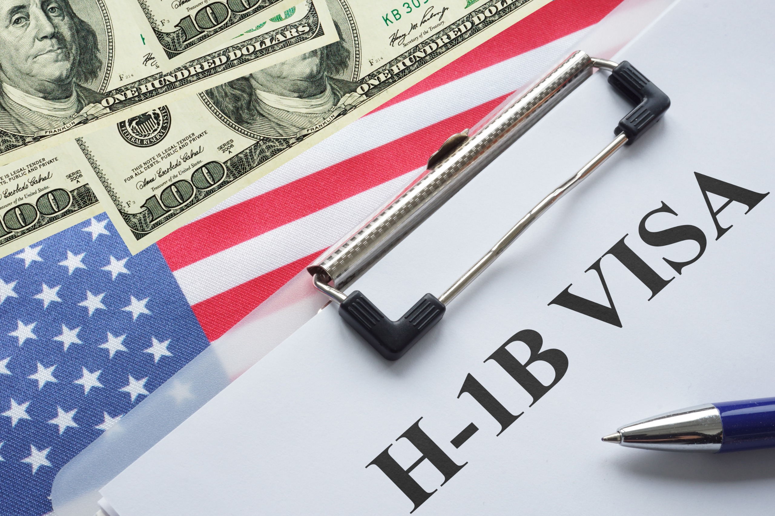 Juez federal bloquea tasa de $100,000 impuesta por Trump a visas H-1B