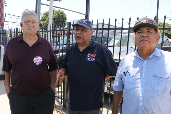 "Es importante ejercer el derecho al voto para defender los derechos de la comunidad latina en Estados Unidos”, dice Ismael Ambriz (izq.).