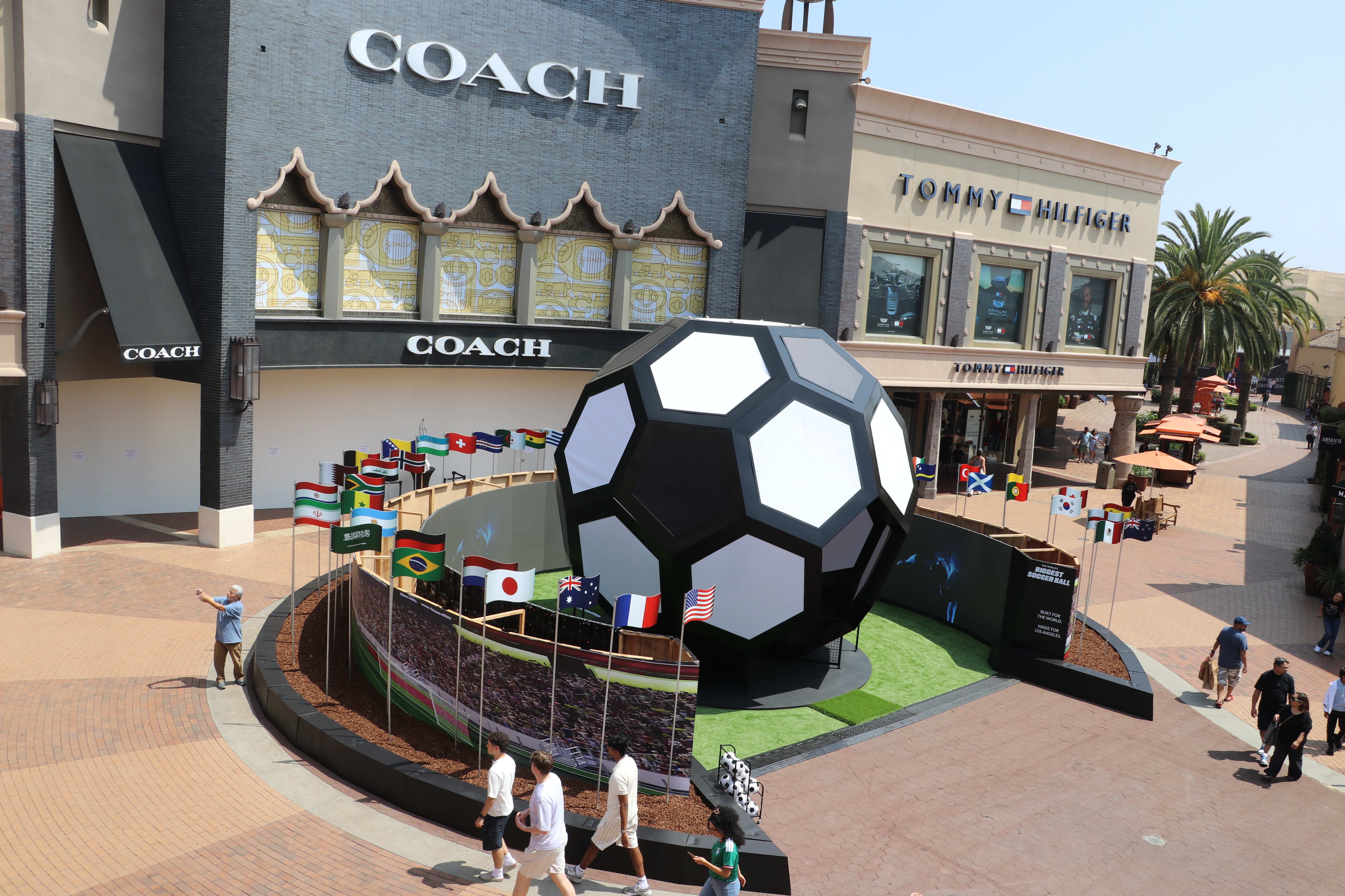 Instalan el balón "más grande del mundo" en Commerce
