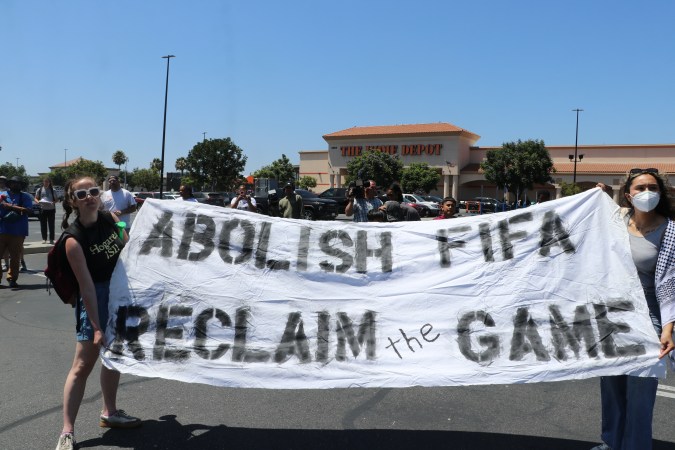 En una protesta realizada en Inglewood, los trabajadores expresaron su rechazo a ICE y también a la FIFA por presunta complicidad.