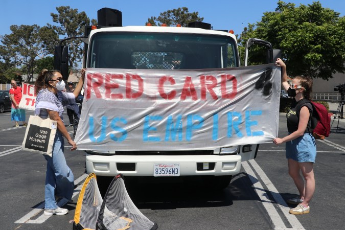 Además de un aumento salarial, los miles de trabajadores de SoFi Stadium piden "sacarle la tarjeta roja" a ICE en el Mundial de fútbol.