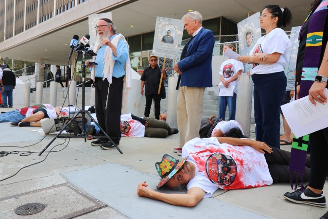 Defensores de los inmigrantes organizaron una protesta, mejor conocida como un “die-in”, en el centro de Los Ángeles, en solidaridad con las personas que participan en una huelga de hambre en los Centros de Detención de Adelanto.