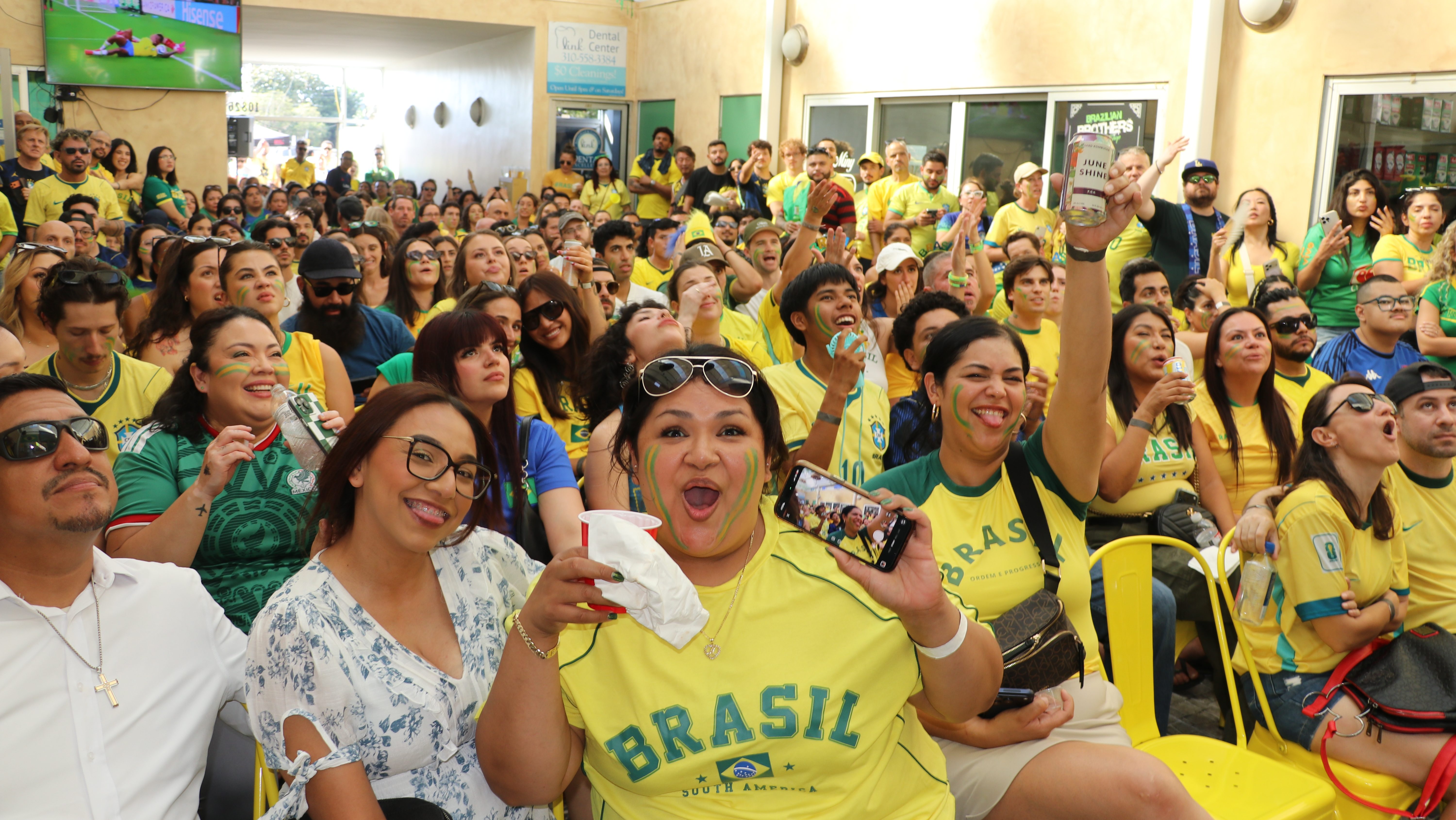 "Nudo en la garganta": hinchas de Brasil gozan y sufren con su selección en Los Ángeles