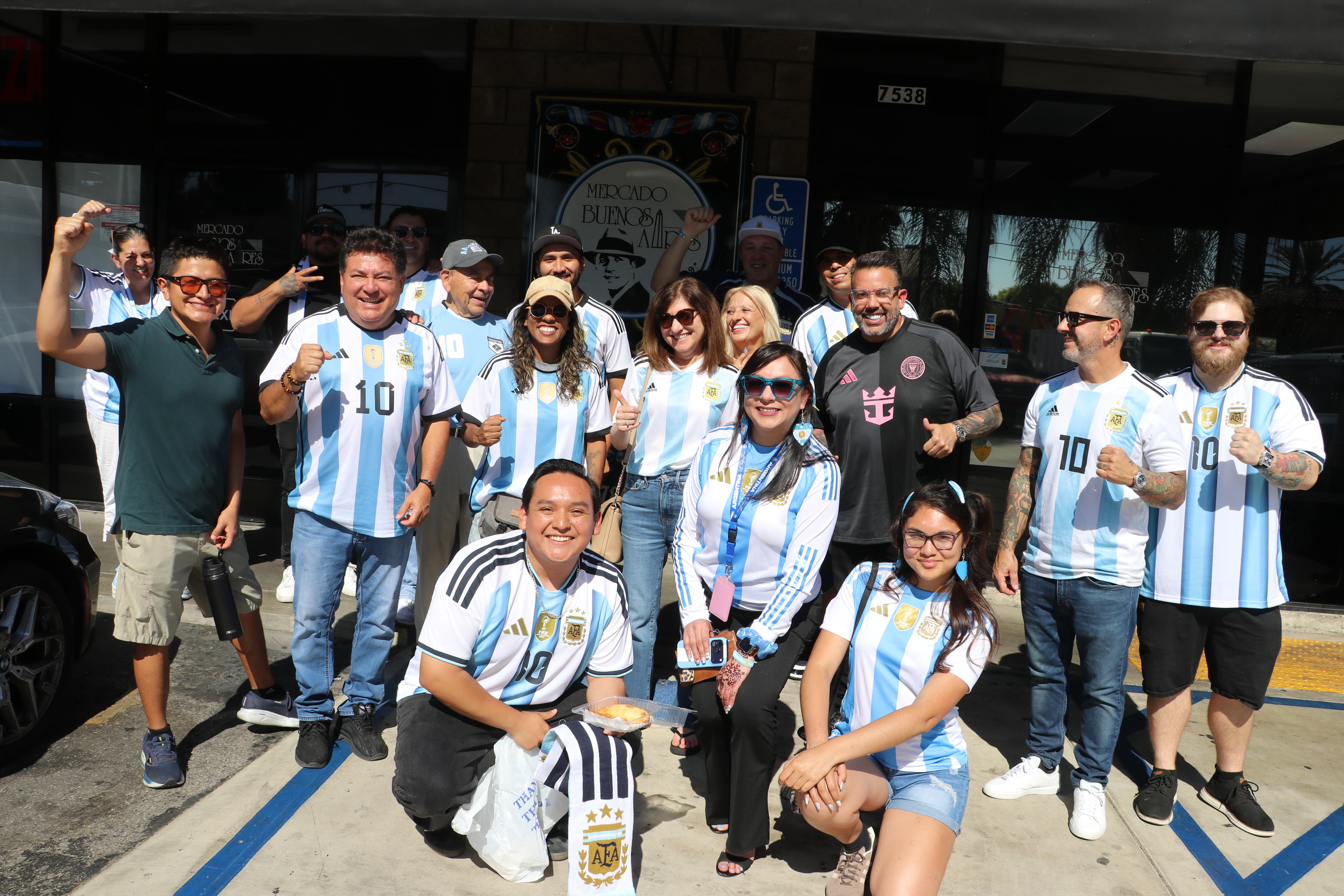 Argentinos en Los Ángeles se rinden ante Messi