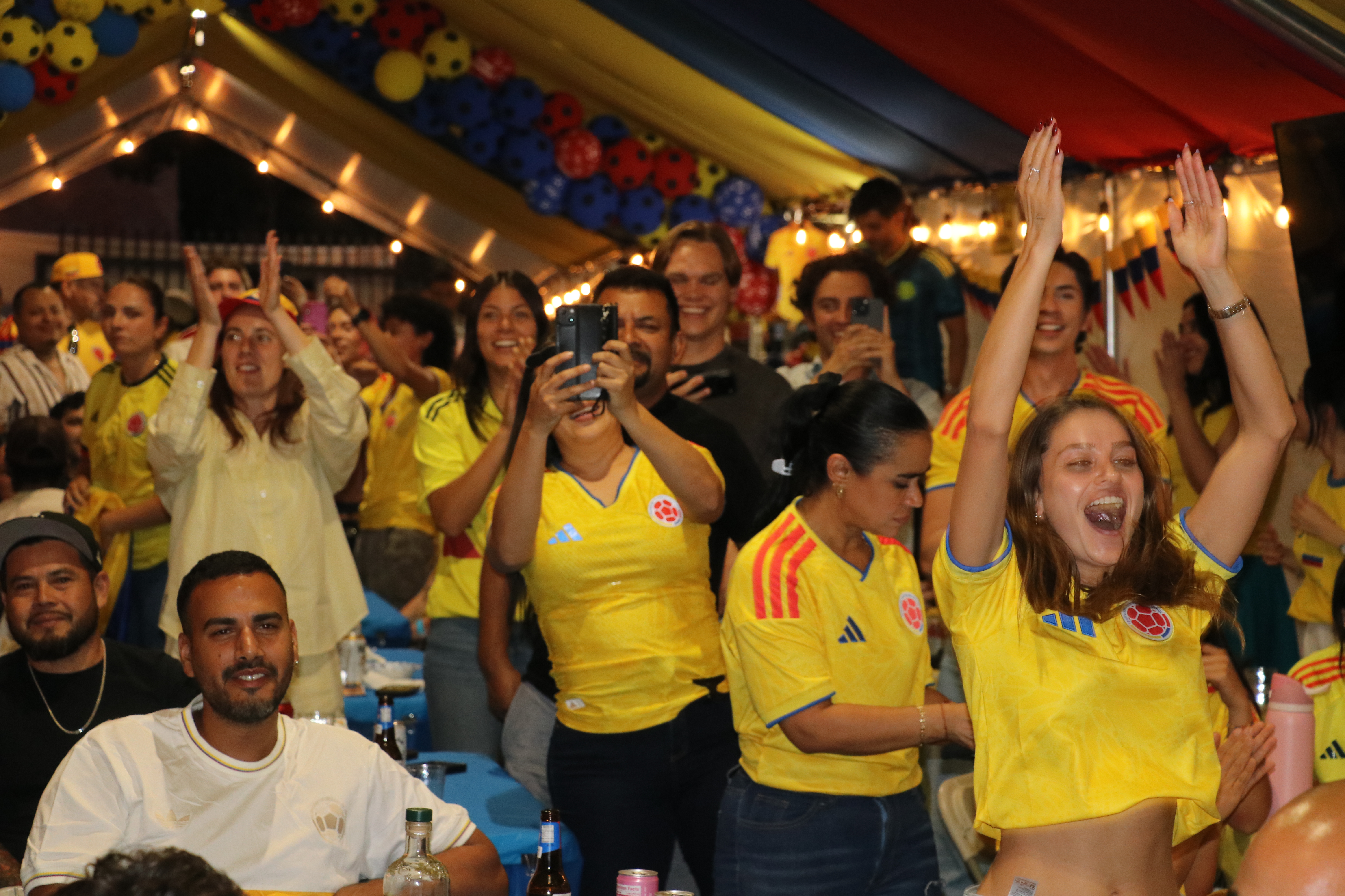 Colombianos festejan el gran triunfo de la selección cafetera