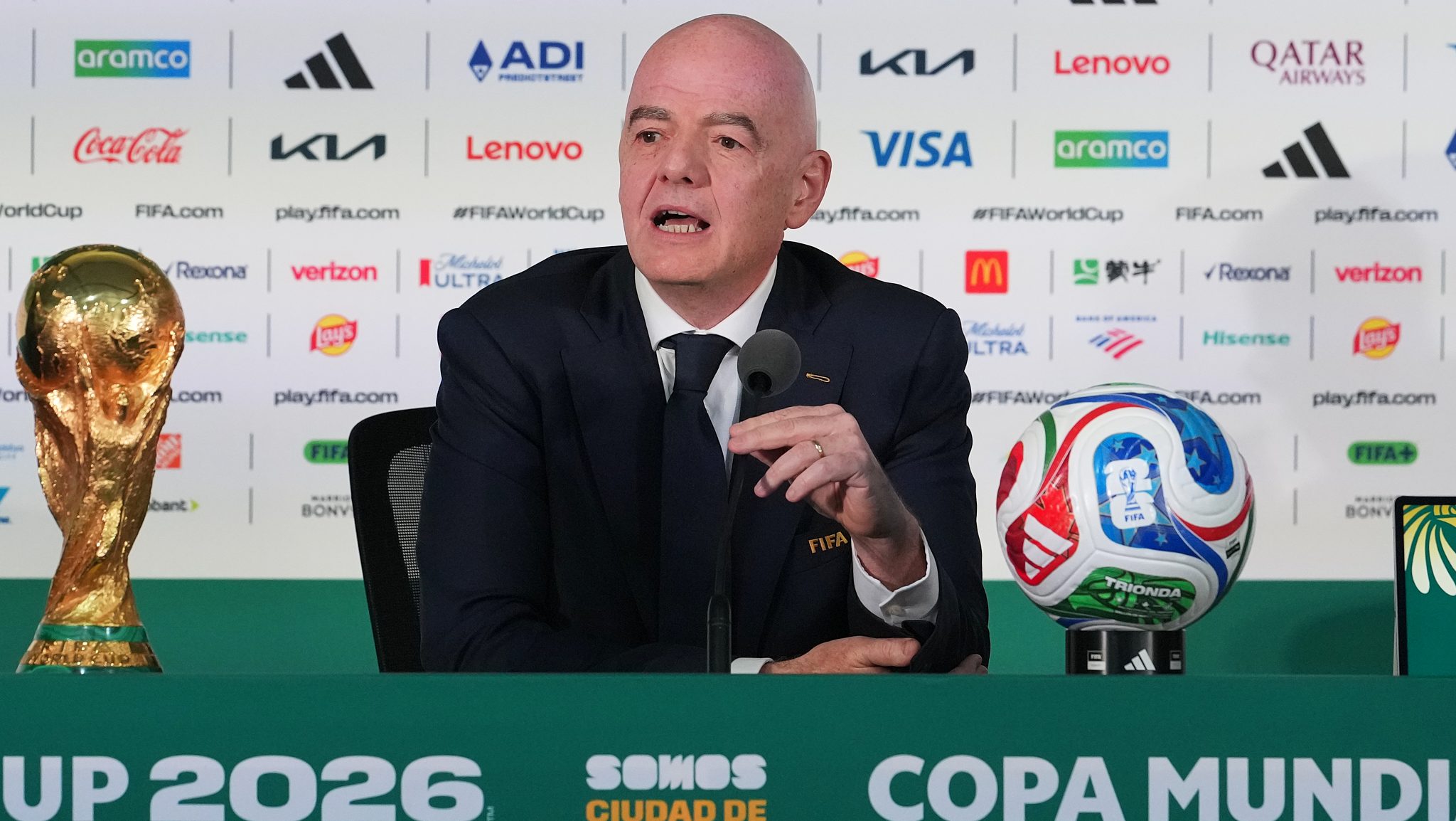 Gianni Infantino también se sumó a los elogios para Memo Ochoa