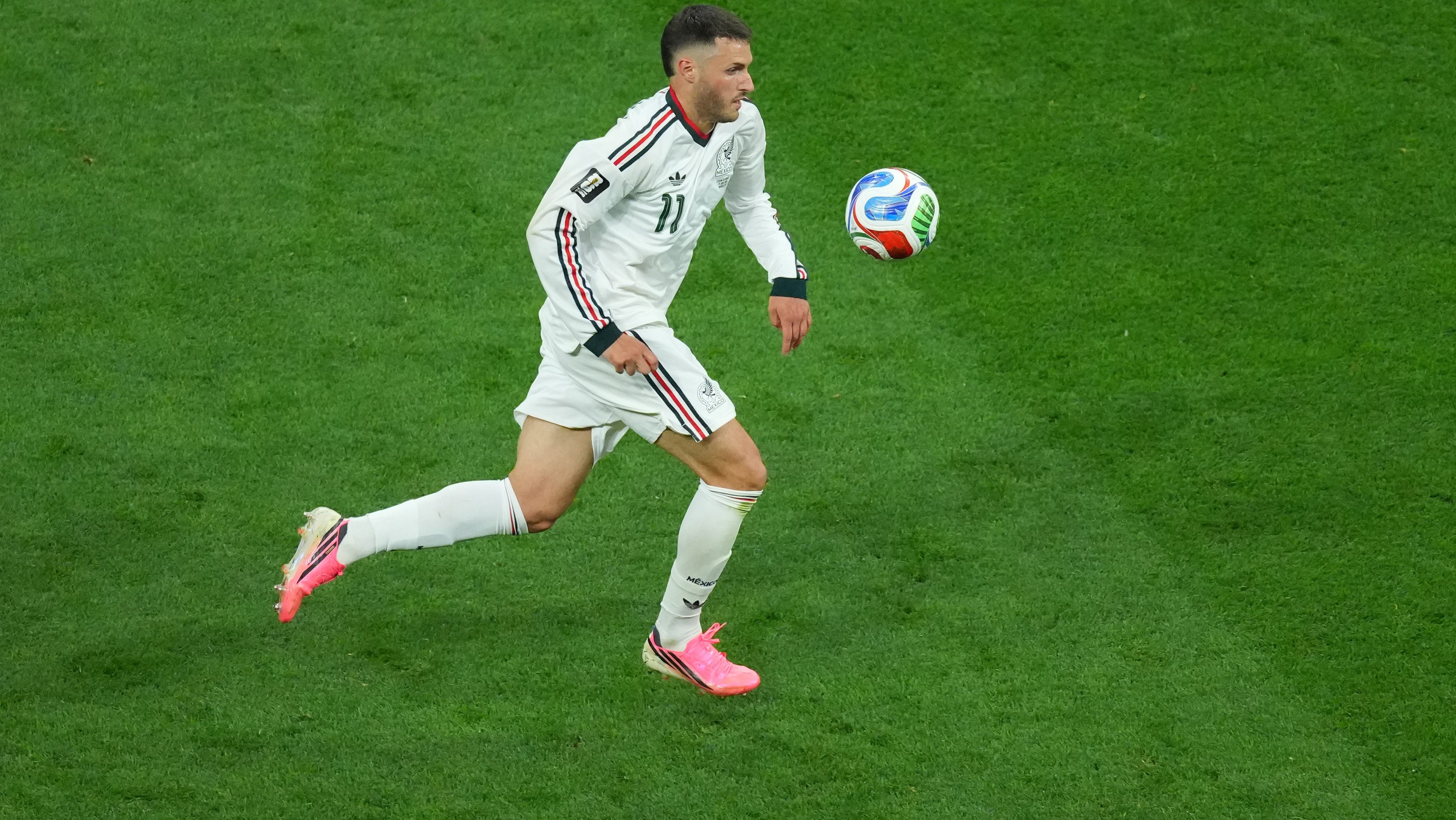 Santiago Giménez con más obstáculos en el Milan al firmar al portugués Gonçalo Ramos