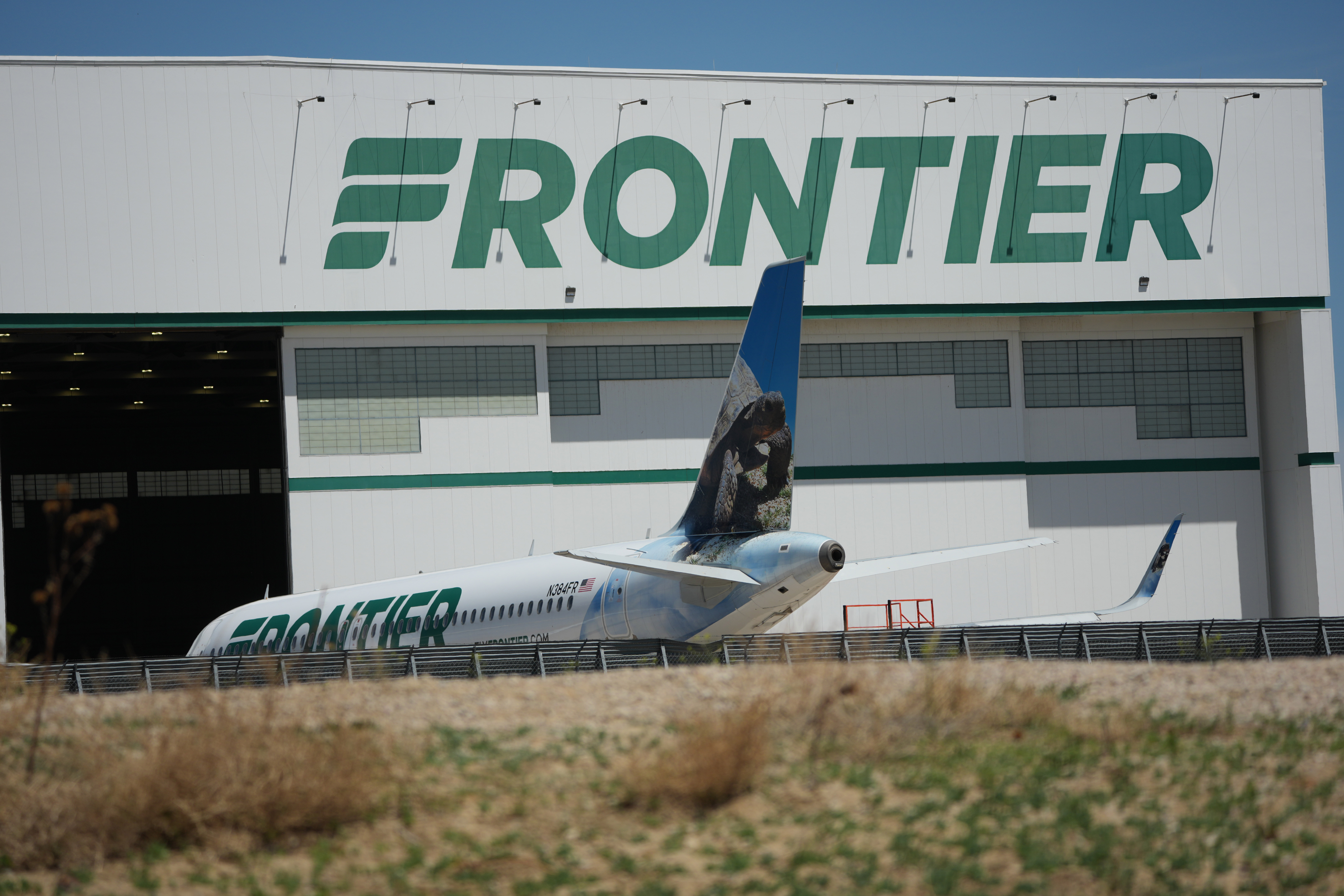 Imputan en Miami a pasajero que agredió a sobrecargo de Frontier Airlines, e intentó abrir puertas del avión