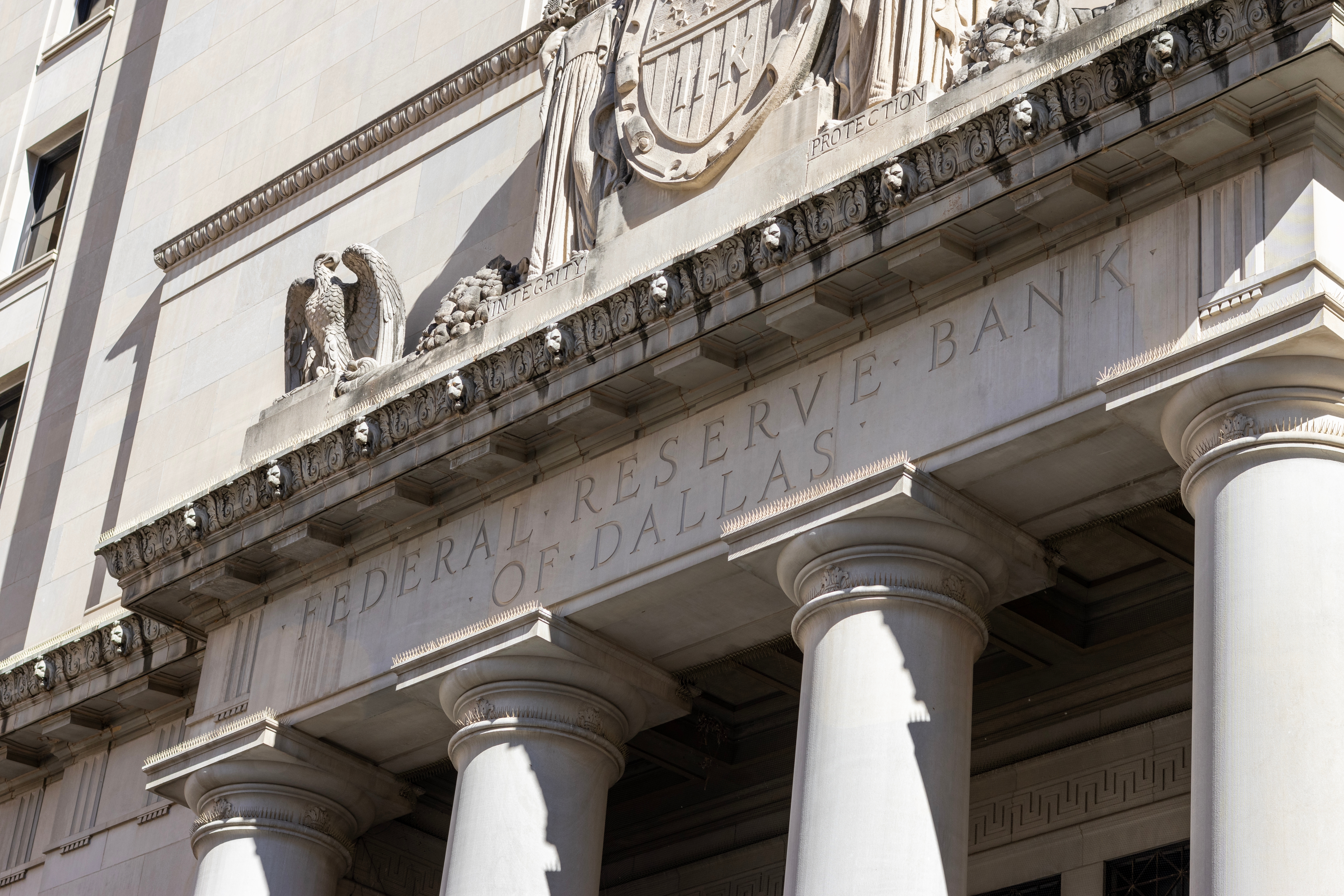 Informe de la FED revela cómo la alta inflación está presionando a los consumidores estadounidenses