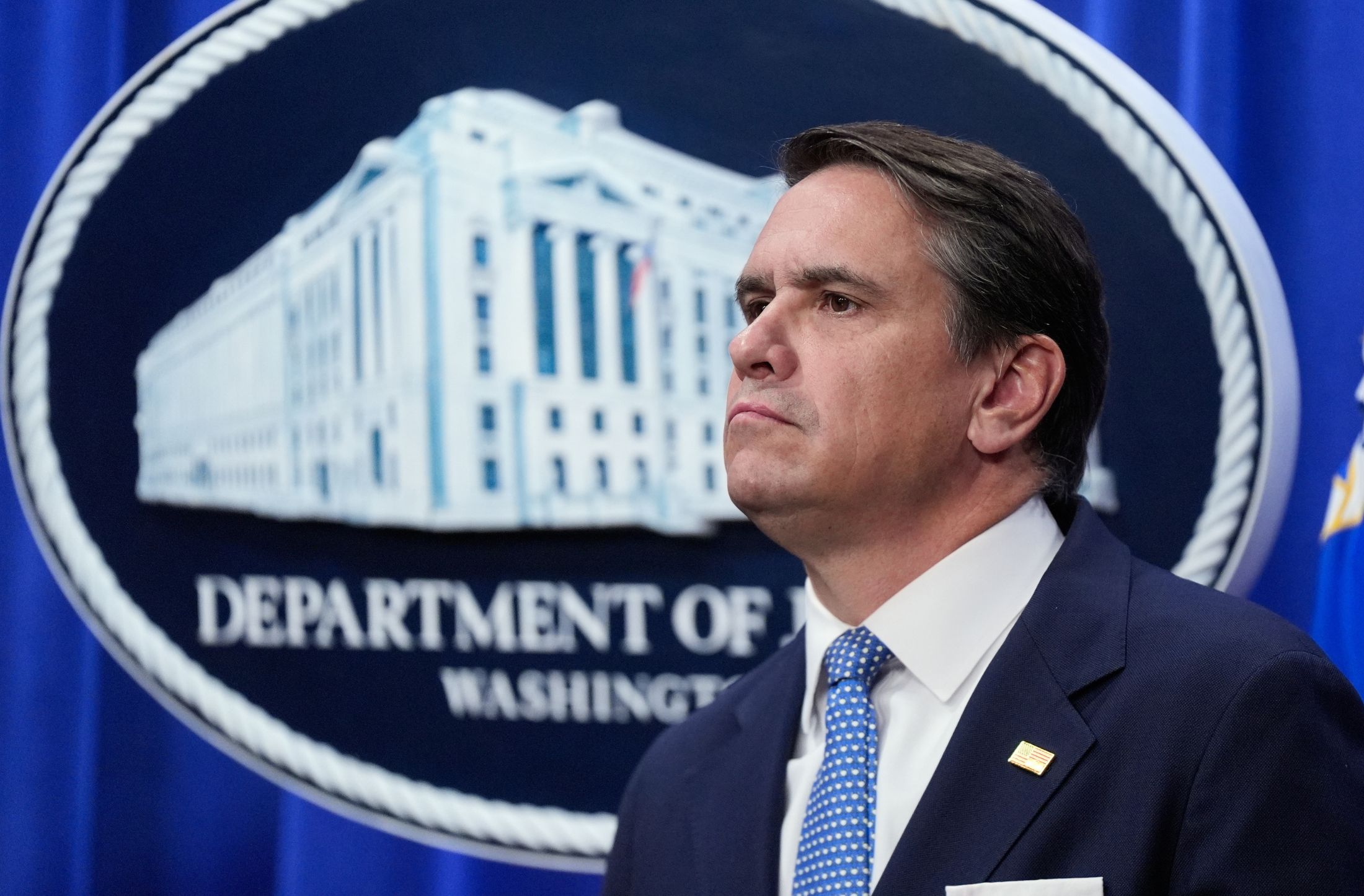 DOJ desafía a juez y no cancela formalmente fondo de $1,800 millones
