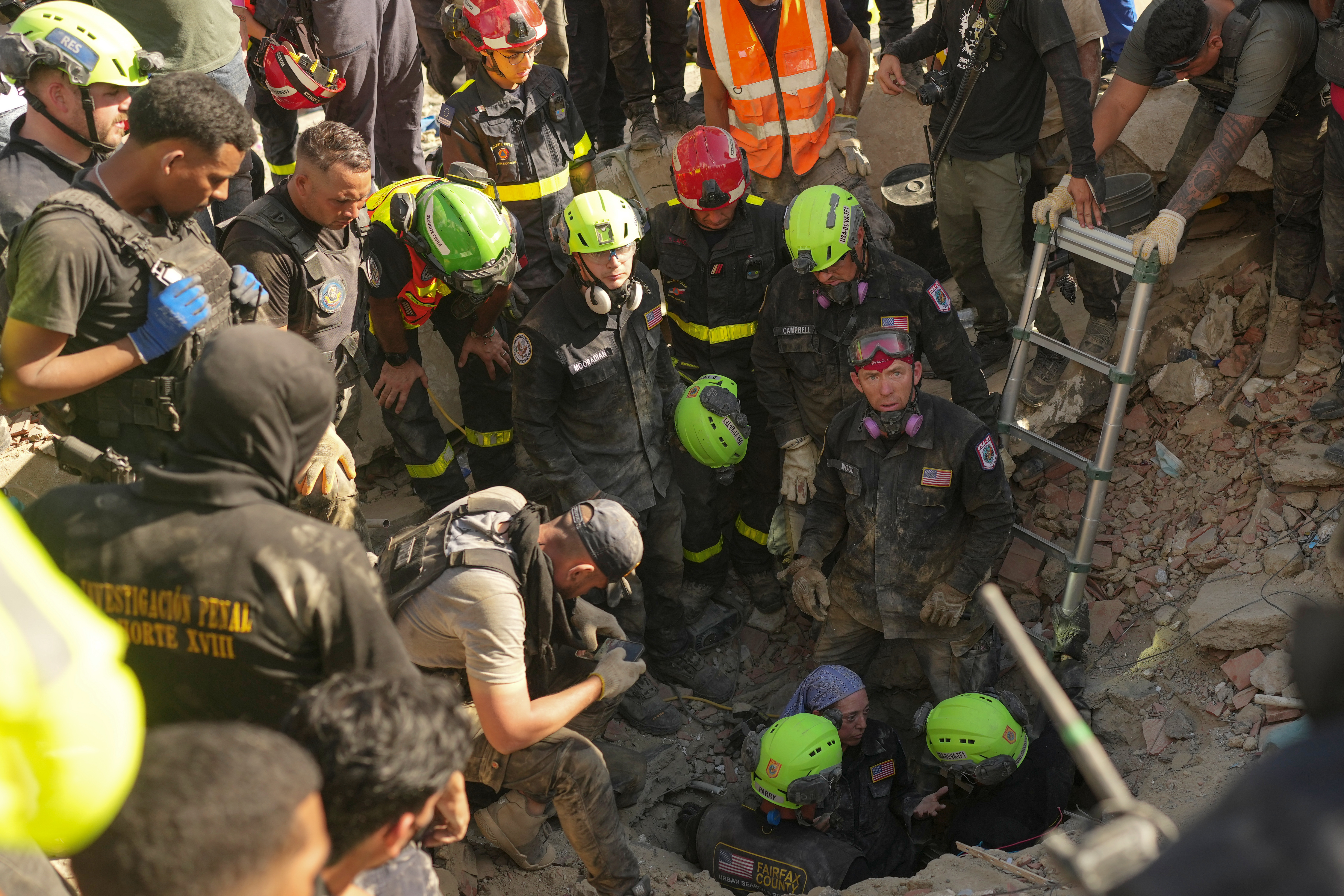 Bomberos de Los Ángeles ayudan en rescates tras terremotos en Venezuela