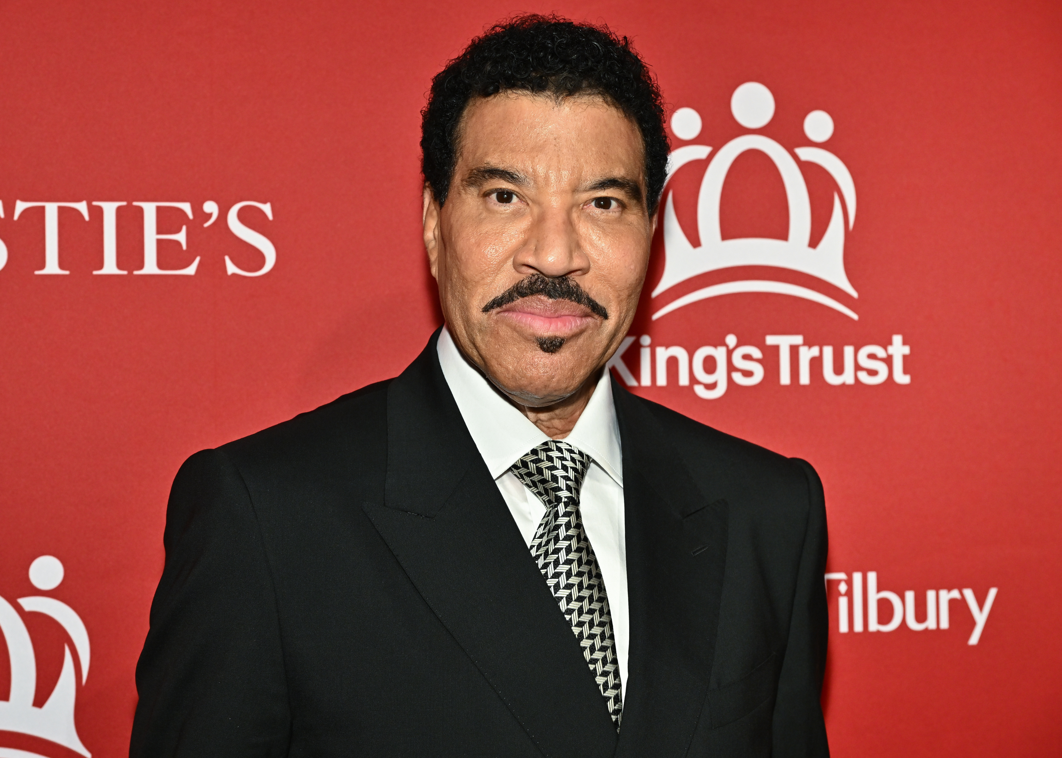 Lionel Richie es hospitalizado de urgencia tras marearse en pleno concierto en Minnesota
