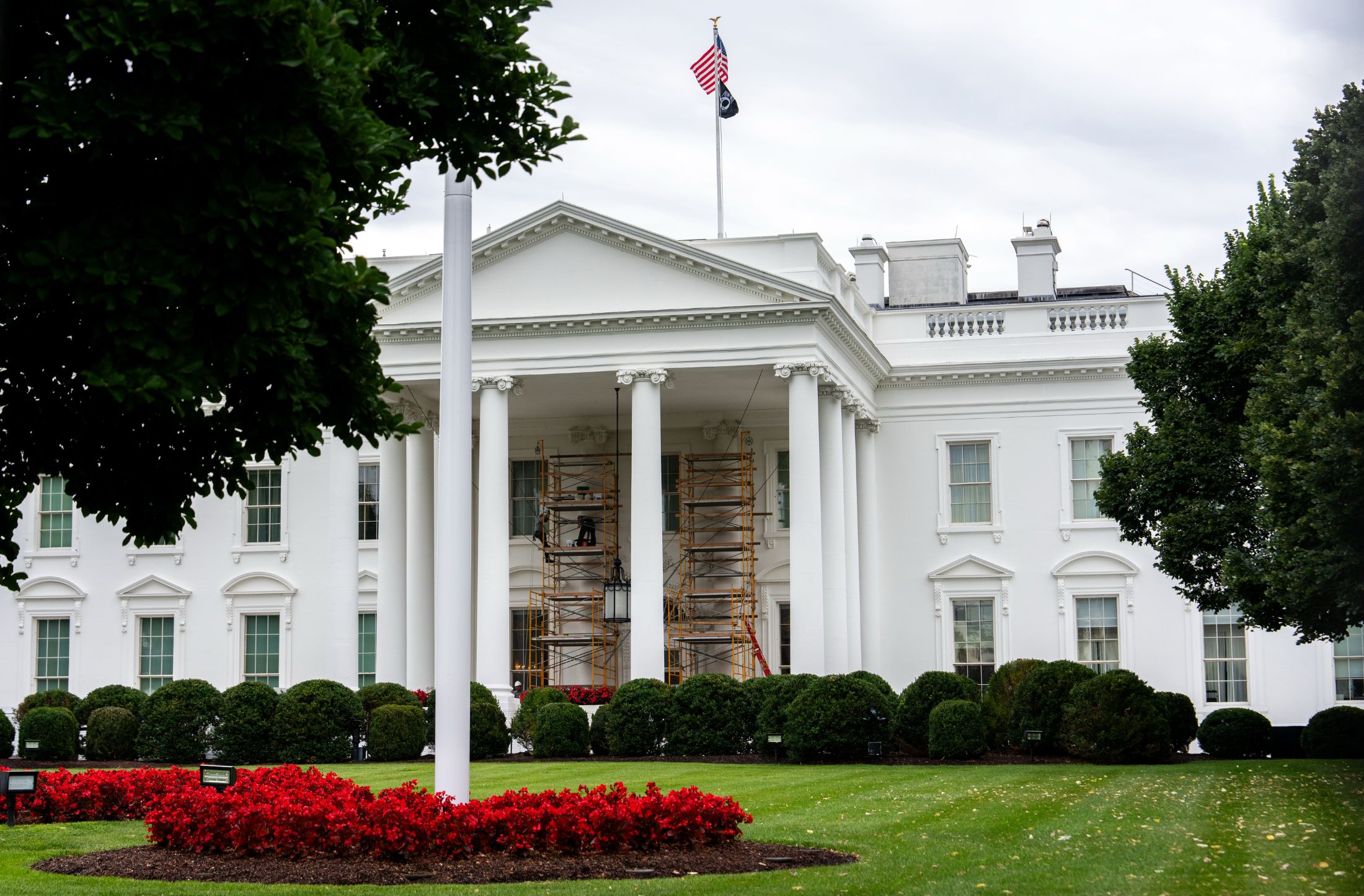 Firma vinculada a Trump cobra $500 mil para gestionar indultos presidenciales