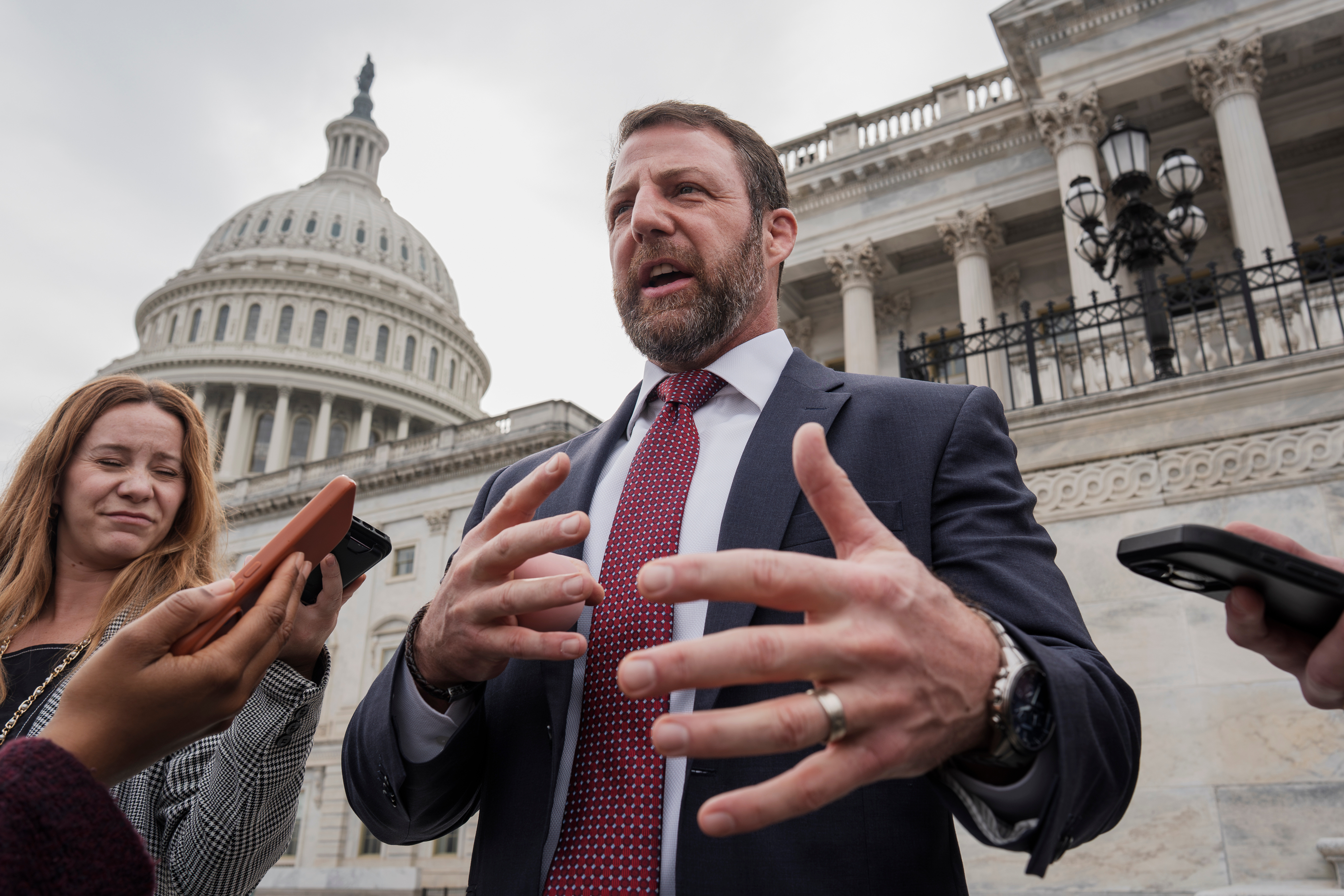 Markwayne Mullin confronta a demócratas en el Senado mientras crecen críticas por las acciones del ICE