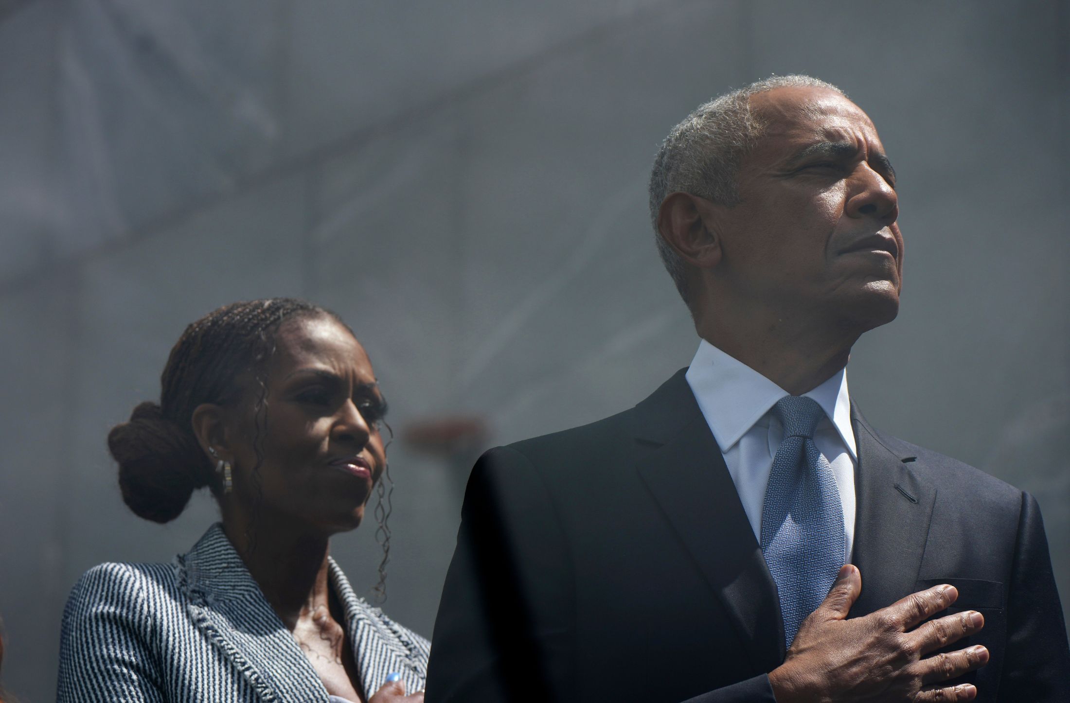 Michelle Obama hace llorar a Barack en inauguración del Centro Presidencial Obama