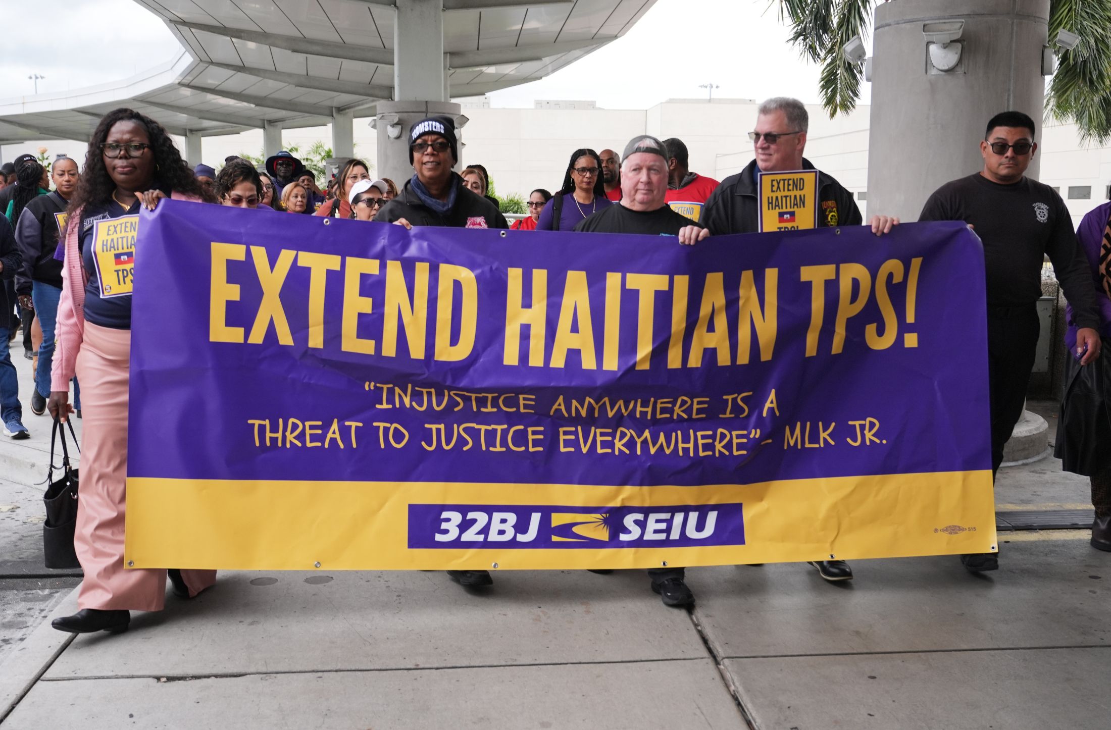 Corte Suprema permite a Trump retirar TPS a miles de haitianos y sirios