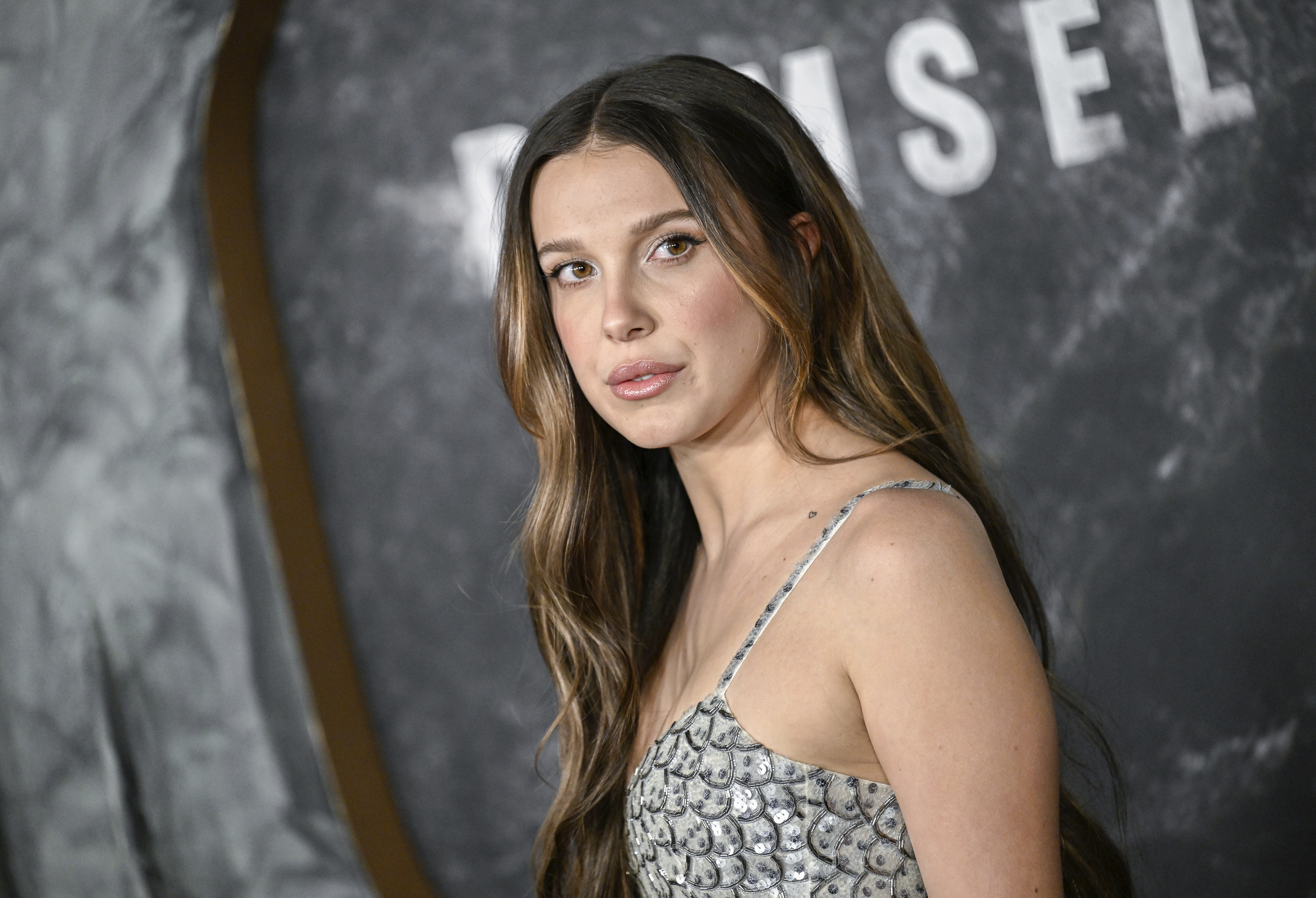 Millie Bobby Brown habla sin filtros sobre su experiencia como mamá