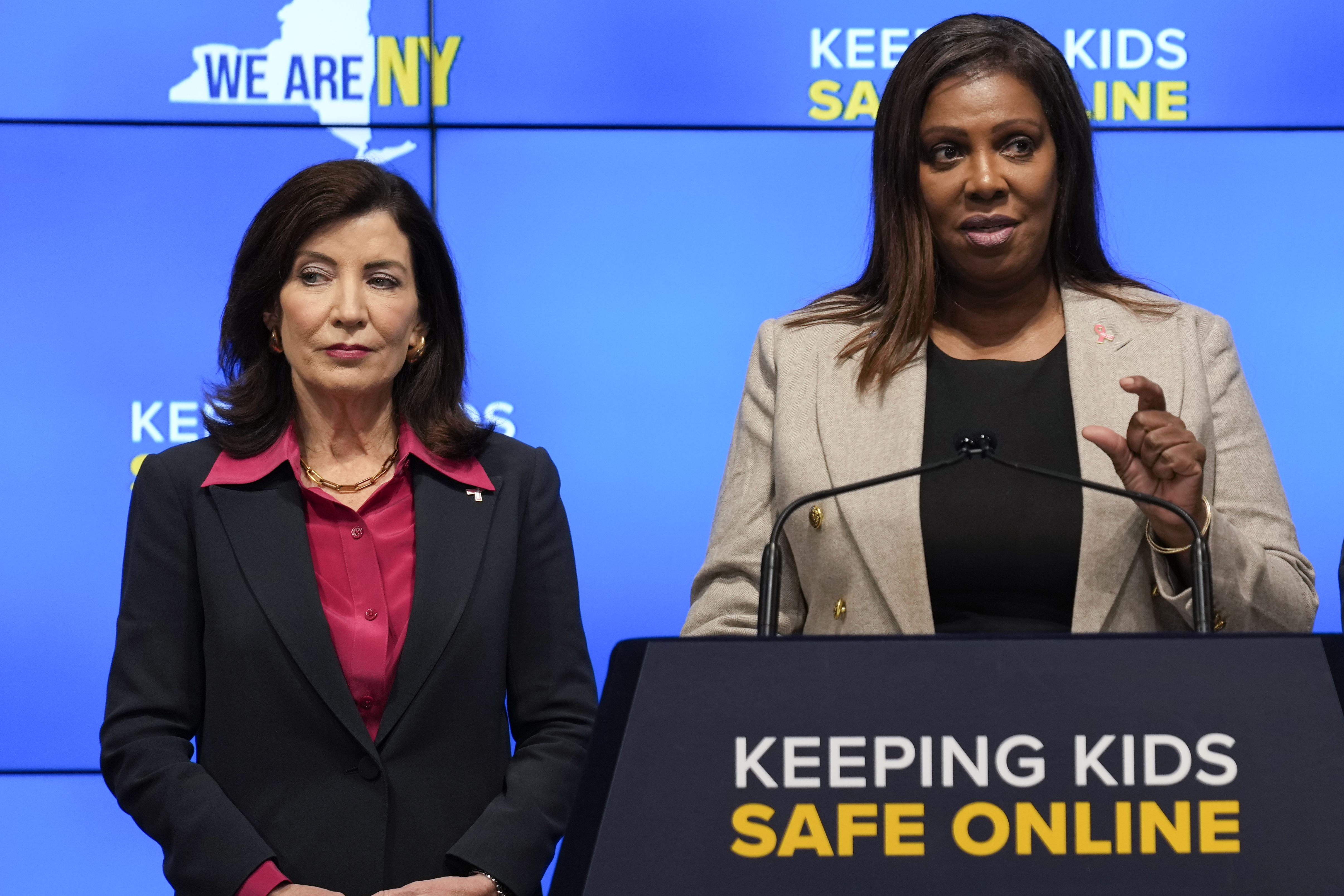 Nueva York desafía a Trump con demanda para defender políticas migratorias y supervisión policial