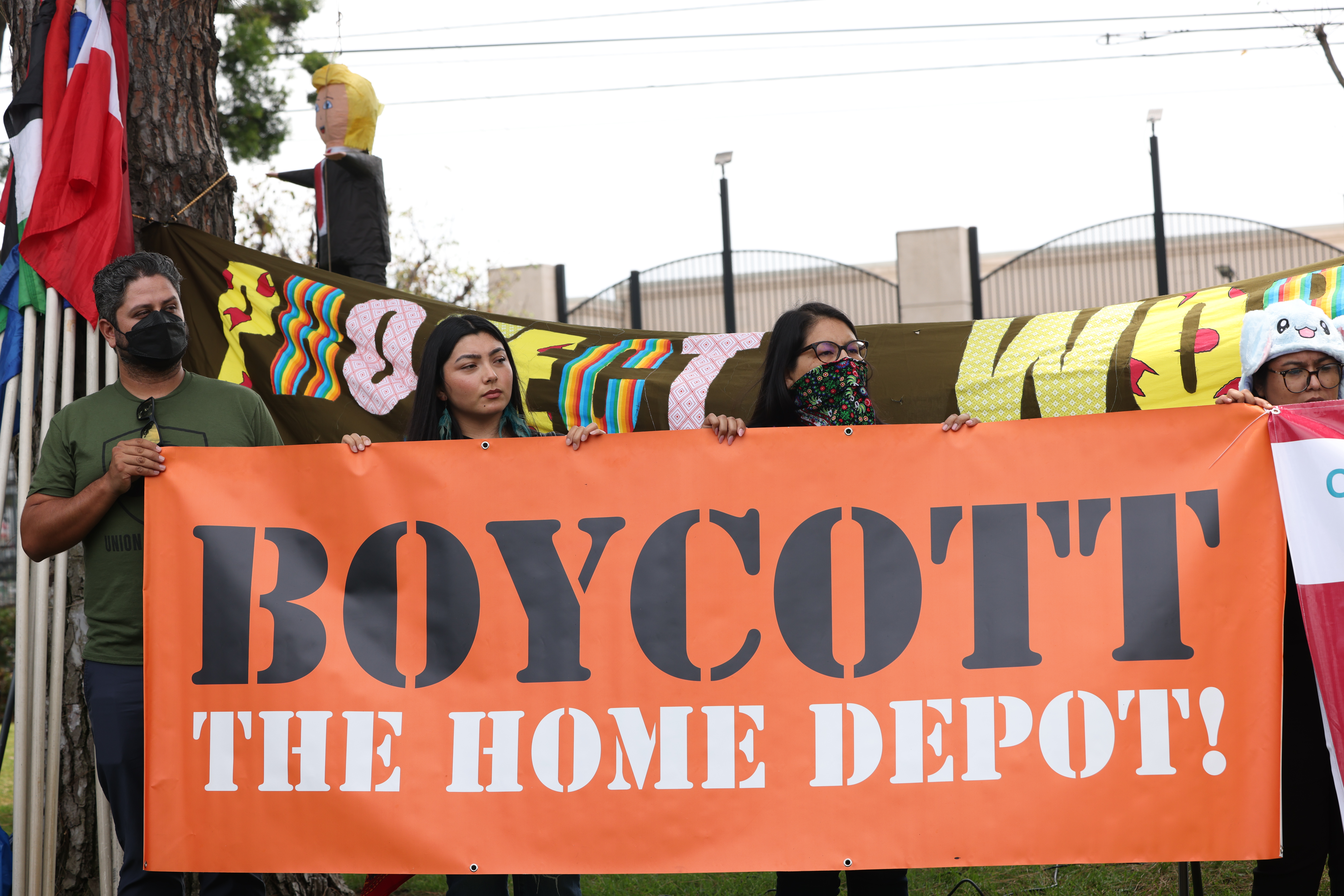 Legisladora de California impulsa proyecto de ley contra tiendas por redadas de ICE