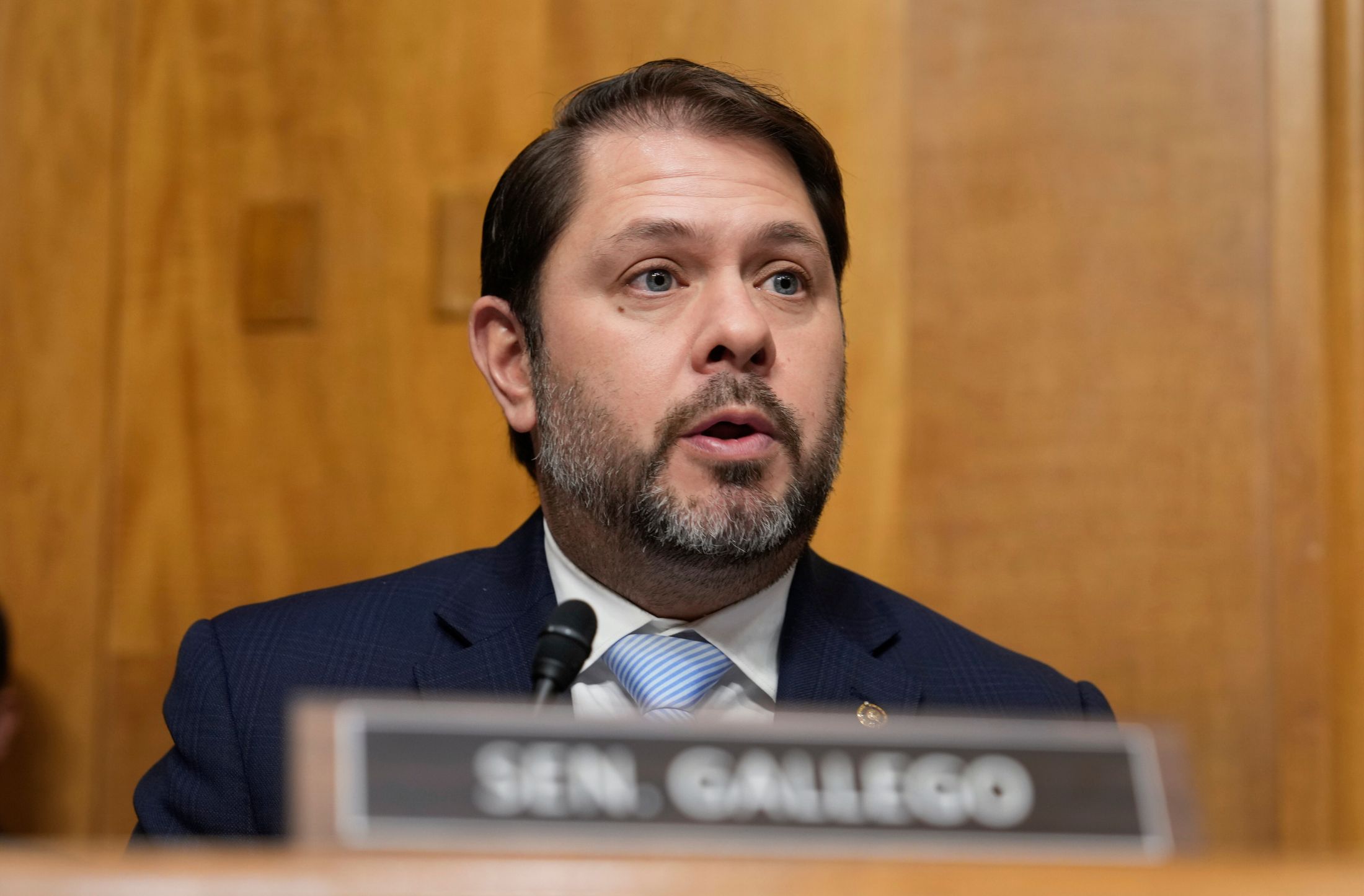 Rubén Gallego, bajo investigación por viajes familiares pagados con fondos de campaña