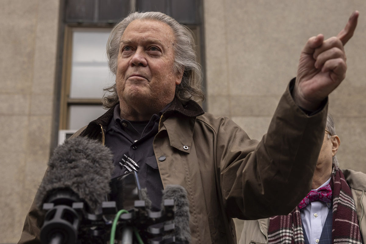 Steve Bannon exhibe al director del FBI por afirmar que la criminalidad está bajando