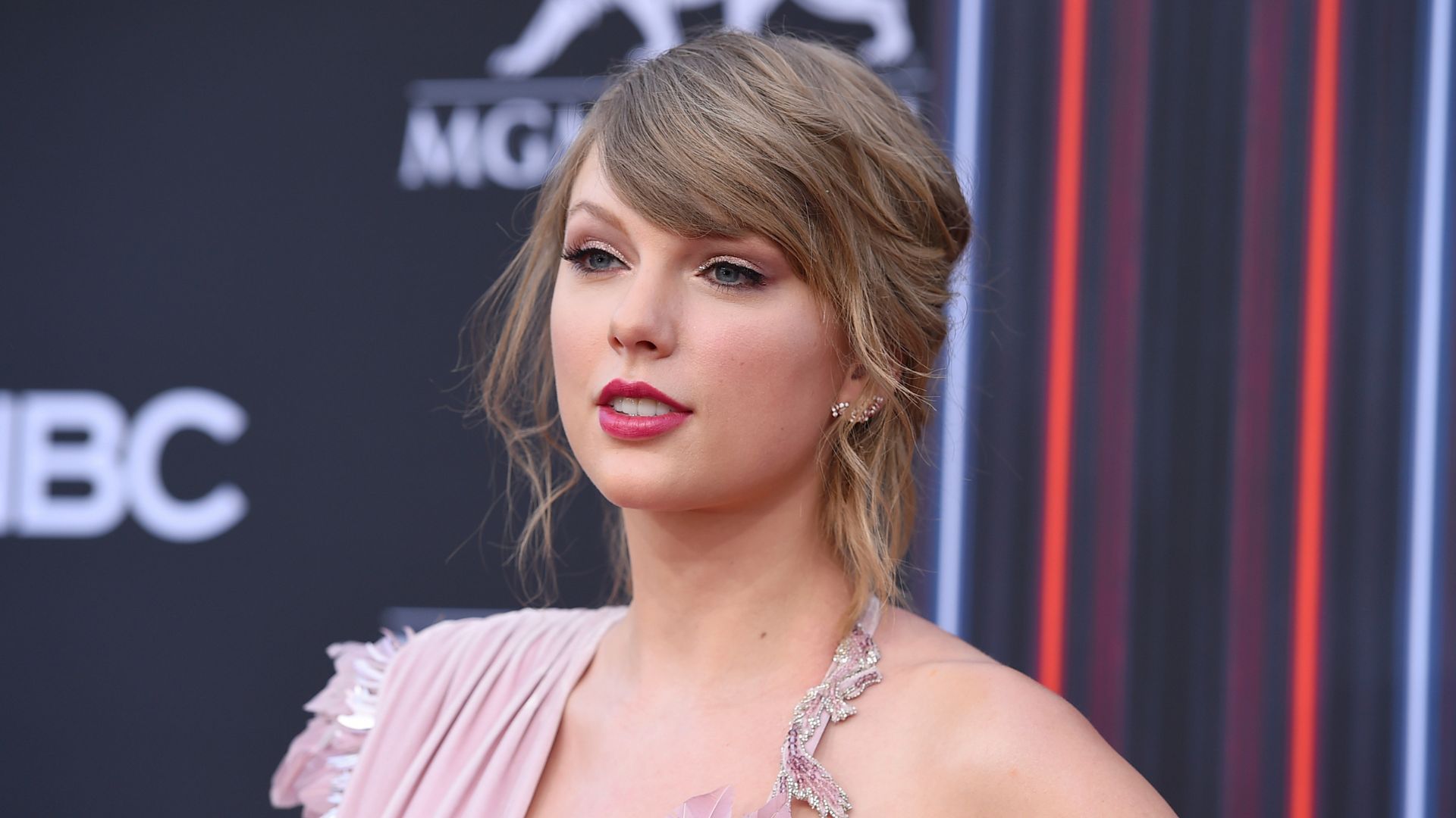 Taylor Swift sorprende con una presentación en la premiere de "Toy Story 5" en Los Ángeles